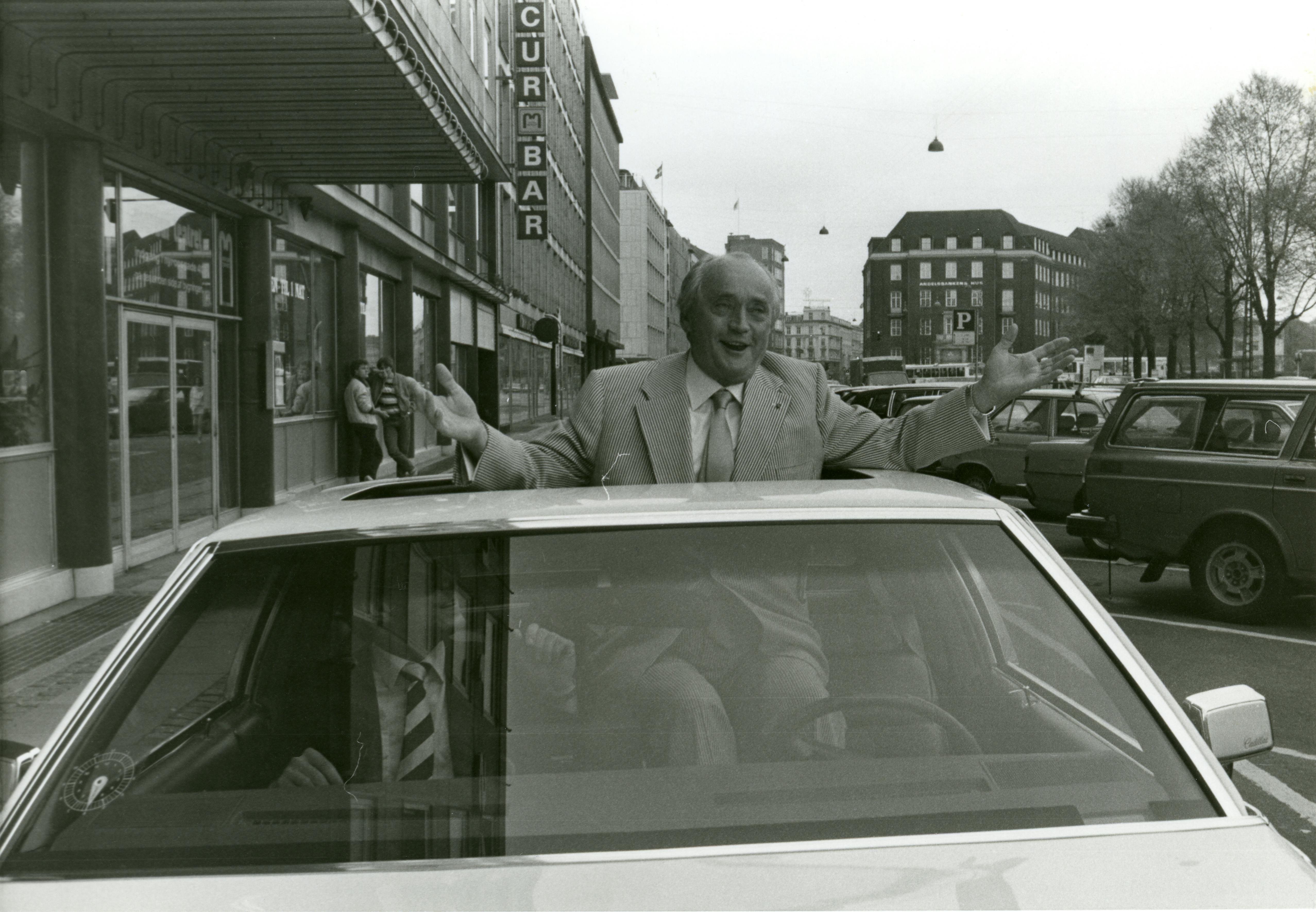 Rejsekonge Simon Spies i sin Cadillac udenfor Hotel Mercur i København. Det var her, den famøse forbrugerundersøgelse fandt sted.&nbsp;
