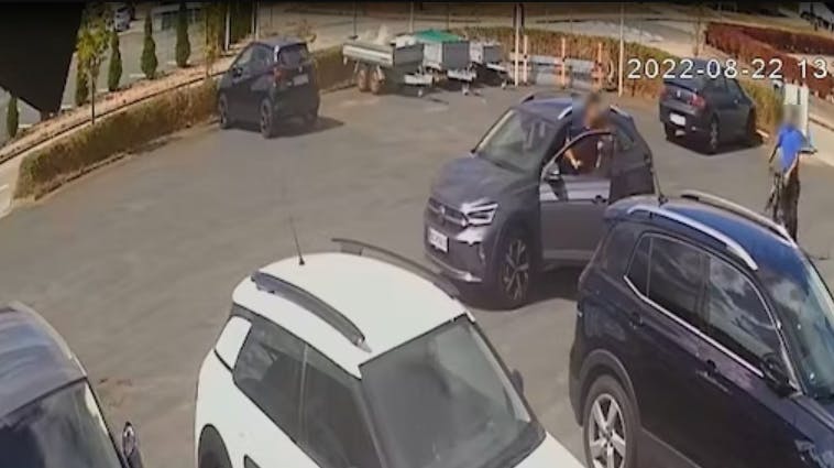 Det var blandt andet dette billede i umaskeret form, som politiet delte af den nu anholdte mand i bilen.