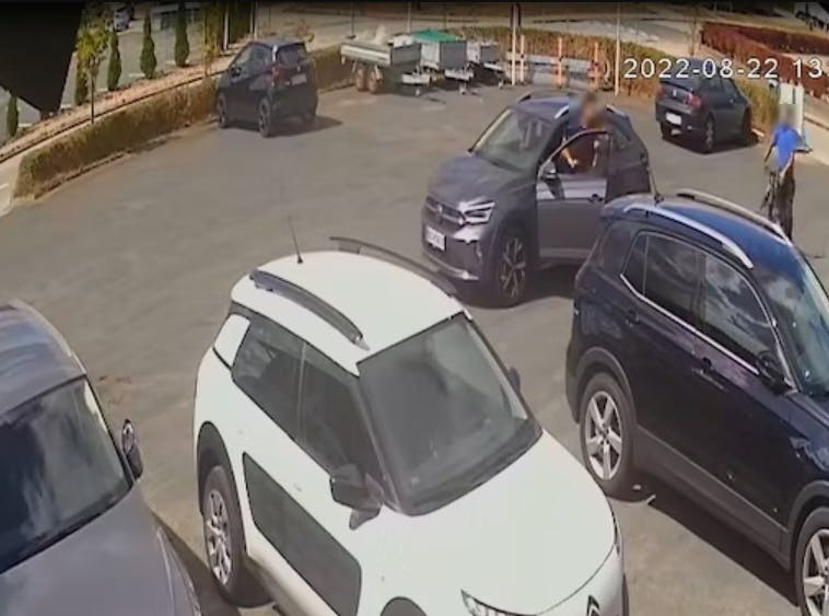 Det var blandt andet dette billede i umaskeret form, som politiet delte af den nu anholdte mand i bilen.