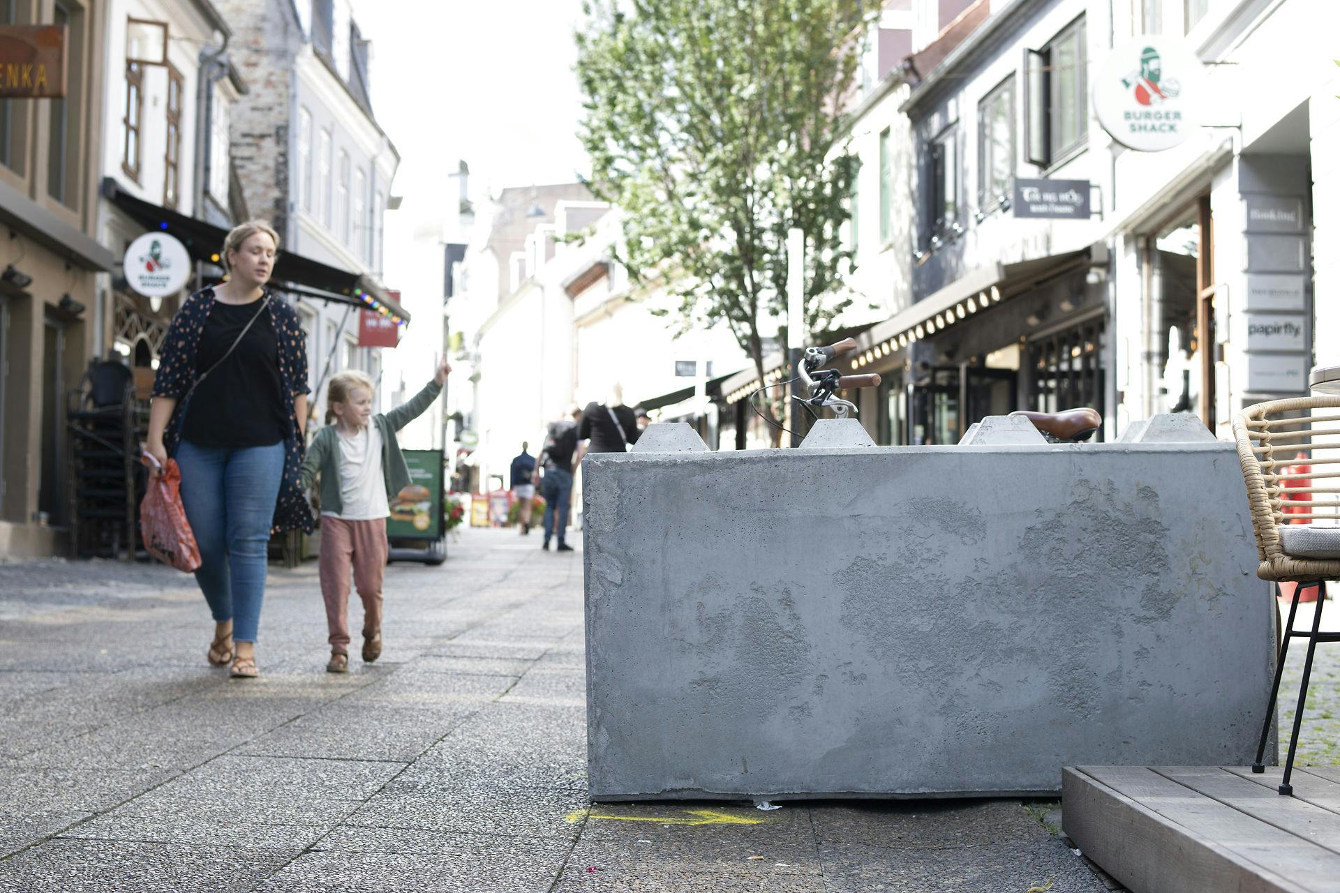 Efter hændelsen er der opsat betonklodser i gaden.