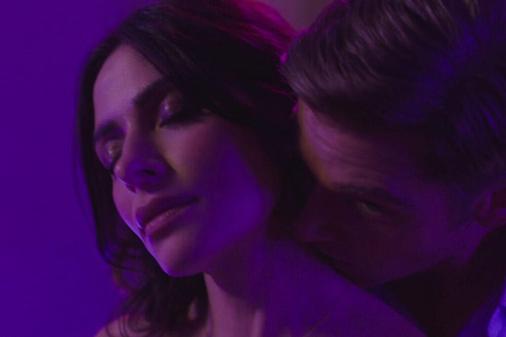Sarah Shahi som Billie Connelly og Mike Vogel som Cooper Connelly.