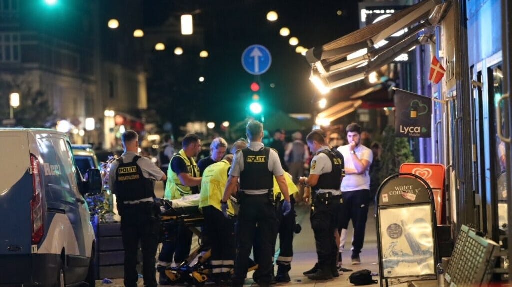 Den sårede fik hurtigt hjælp og blev kørt på hospitalet.