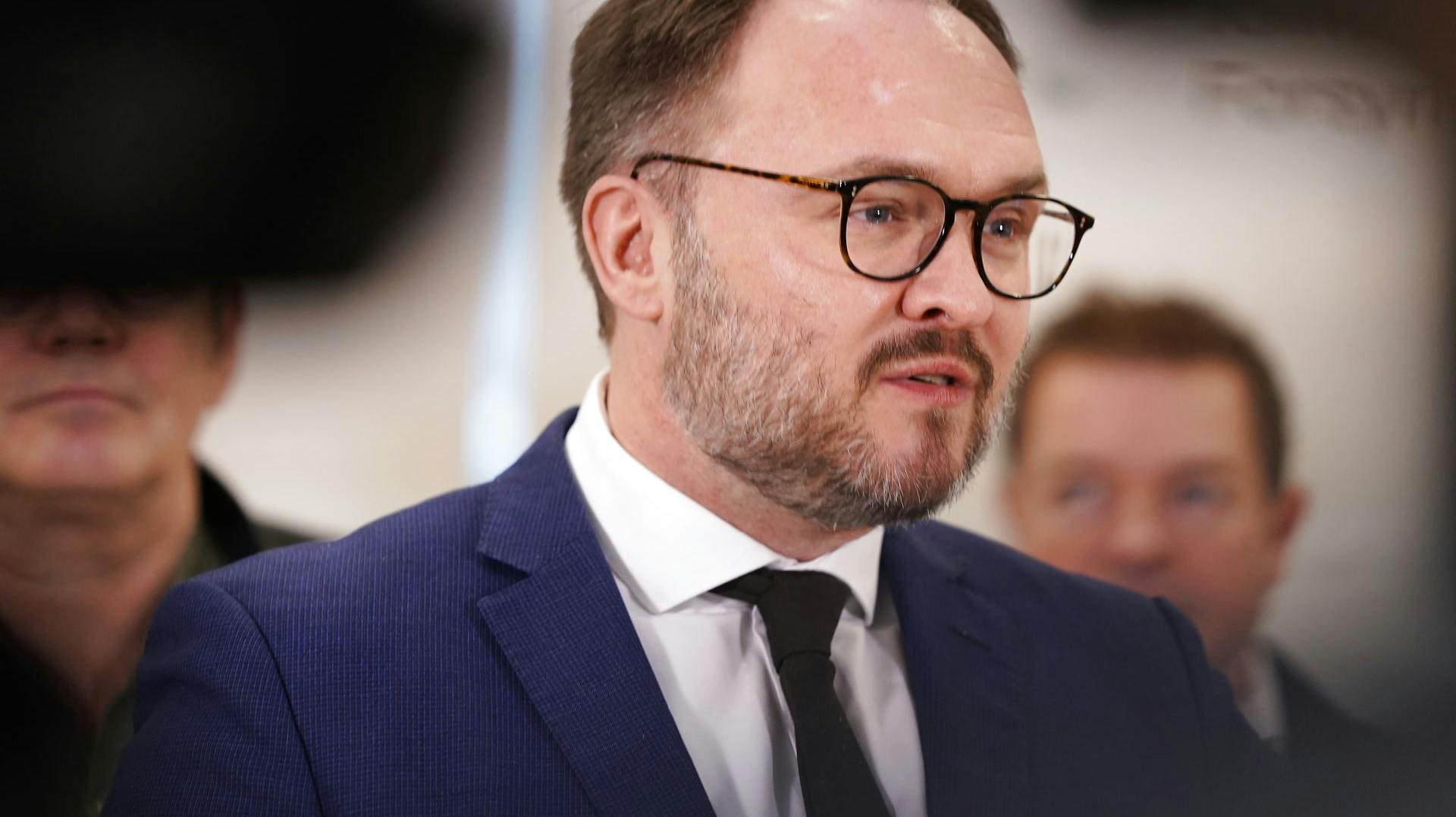 Det er ikke alene talrige danskere, som lige nu får varmet deres bankkonto ved en fejl. Også klimaminister Dan Jørgensen (S) får "varmet sine ører" efter det kaotiske forløb, som han har hovedansvaret for.