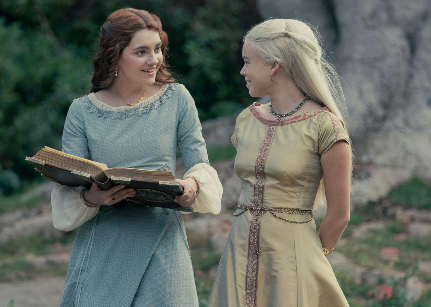 Emily Carey (tv.) og Milly Alcock i "House of the Dragon".