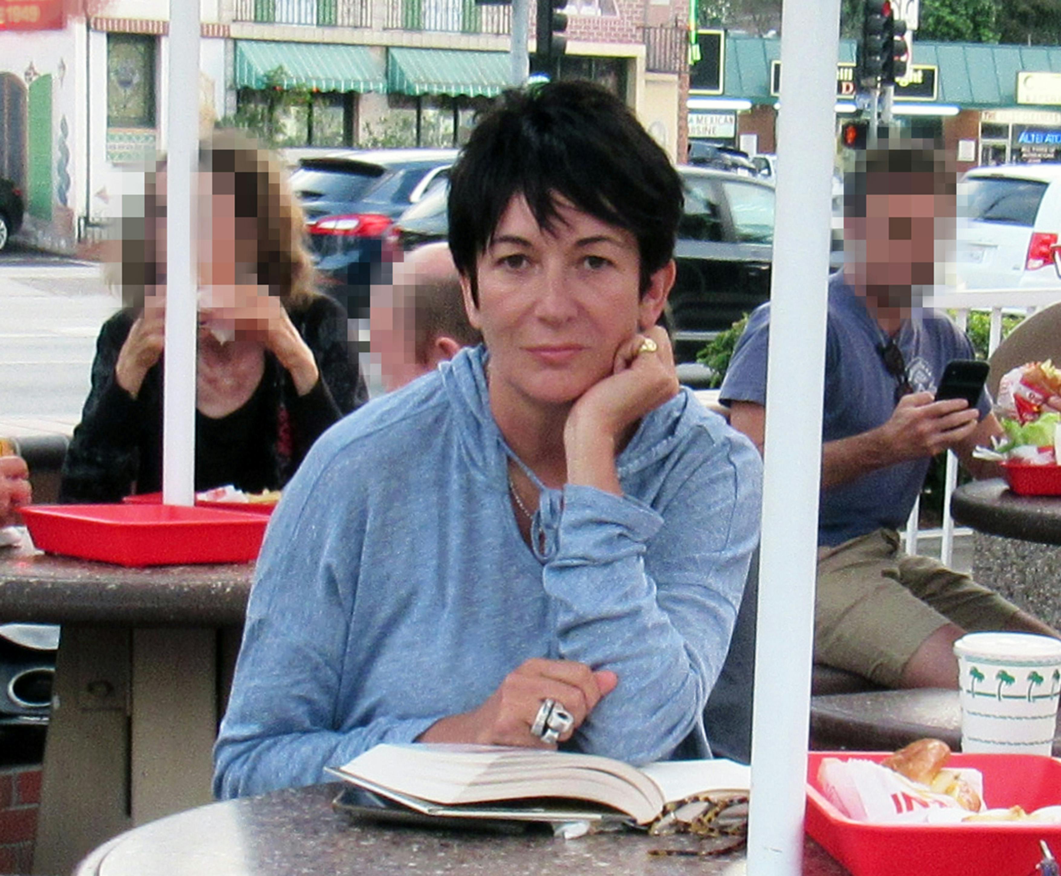 Ghislaine Maxwell bliver sagsøgt af sine egne forsvarsadvokater.
