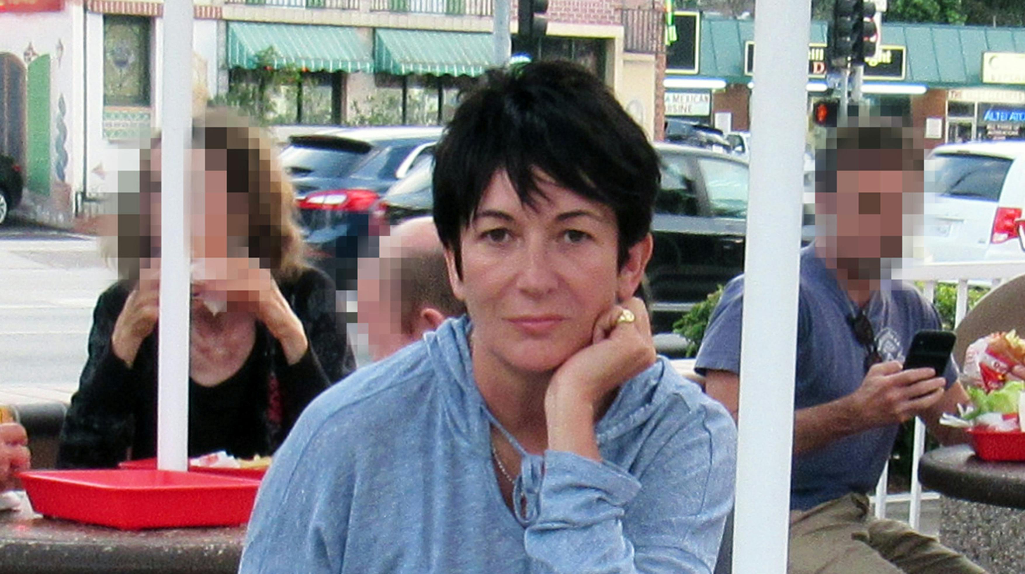 Ghislaine Maxwell bliver sagsøgt af sine egne forsvarsadvokater.
