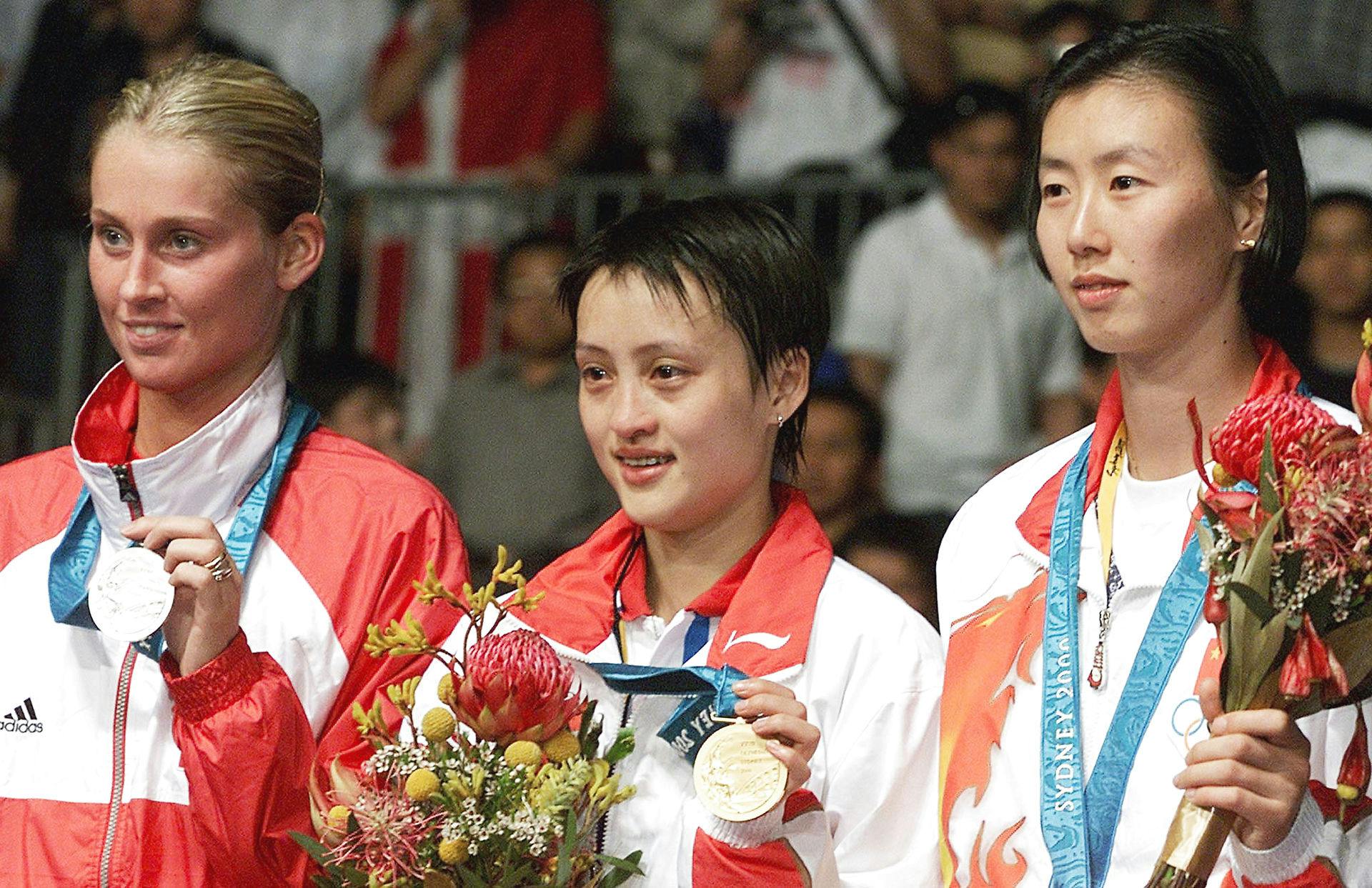 Ye Zhaoying (til højre) måtte nøjes med bronze ved OL i 2000. Hun hævder, at hun blev beordret til at tabe til Gong Zhichao i semifinalen, fordi kineserne mente, at Zhichao havde bedre muligheder i finalen mod Camilla Martin (til venstre).