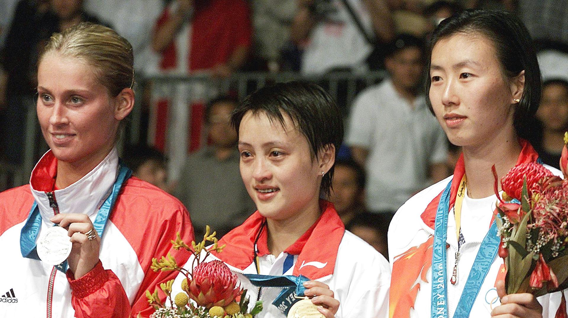 Ye Zhaoying (til højre) måtte nøjes med bronze ved OL i 2000. Hun hævder, at hun blev beordret til at tabe til Gong Zhichao i semifinalen, fordi kineserne mente, at Zhichao havde bedre muligheder i finalen mod Camilla Martin (til venstre).