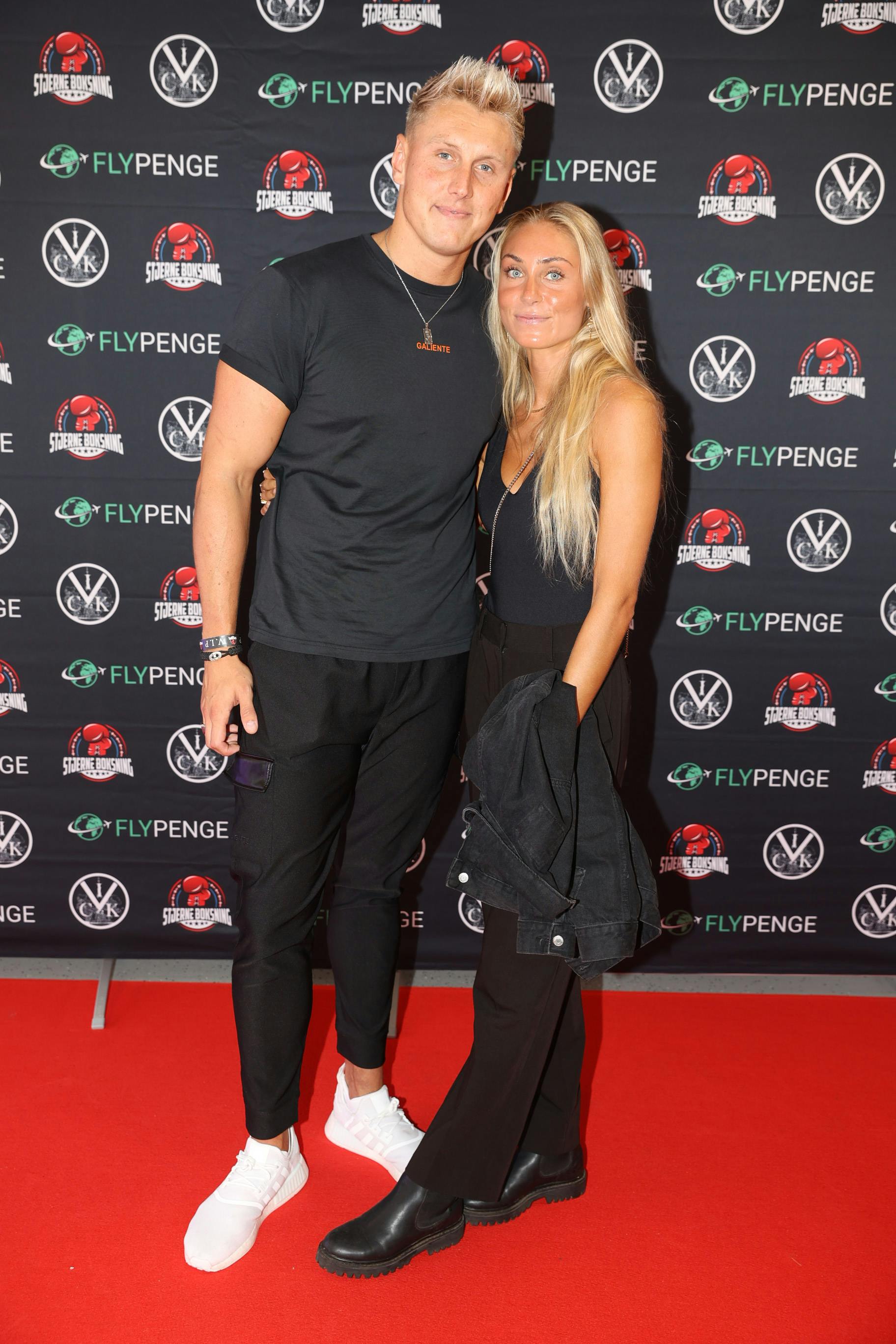 Mathias Hjort har kæresten, Maria Kjærgaard Andersen, med på rød løber.