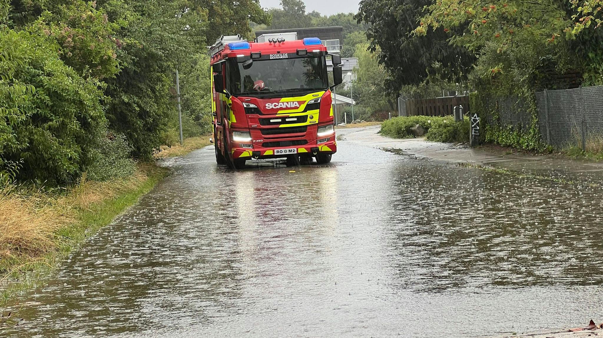Der er faldet over 31 millimeter regn på en halv time i Roskilde her til morgen. Og det kan både ses og mærkes.
