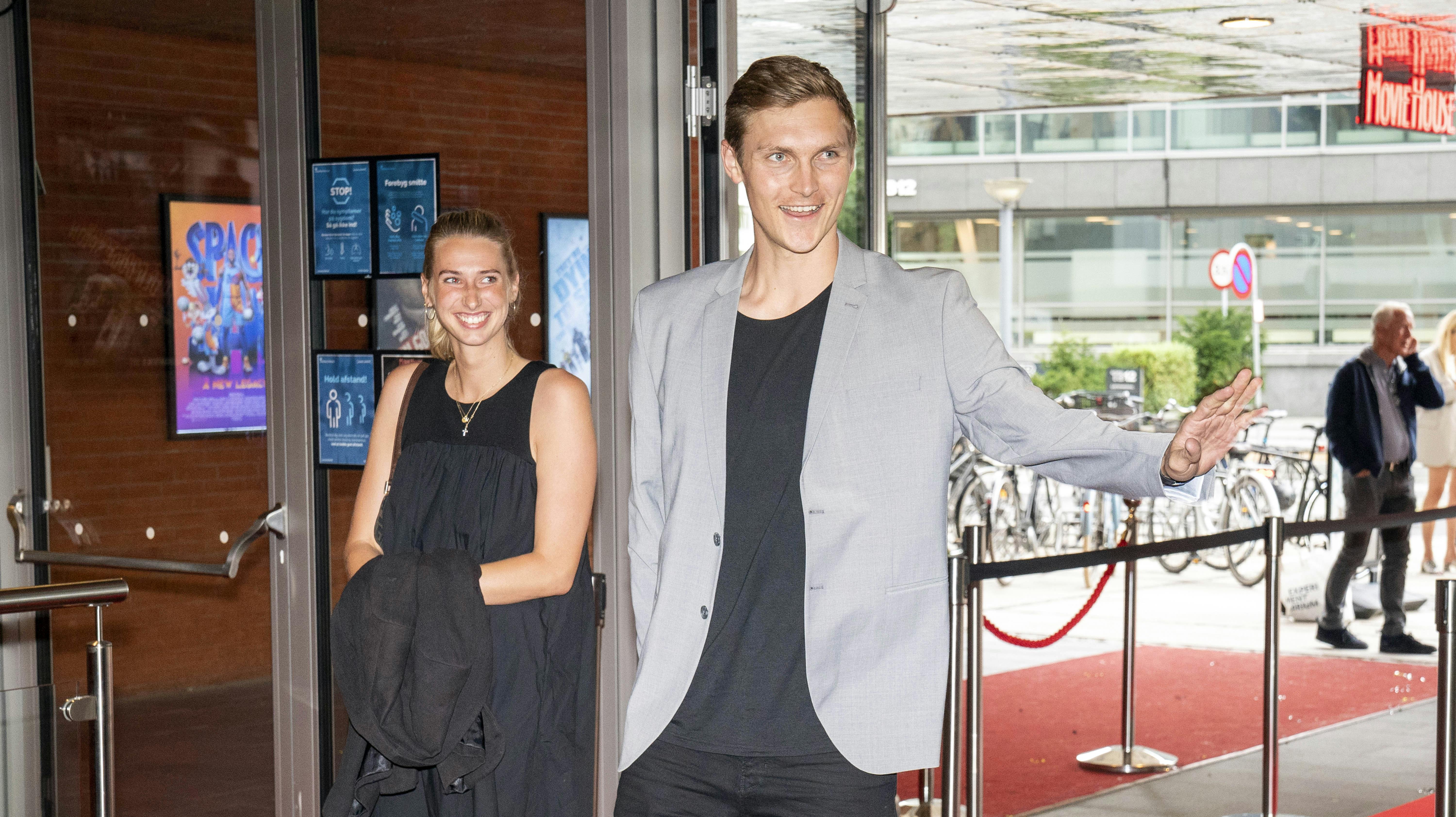 Viktor Axelsen med kæresten Natalia.