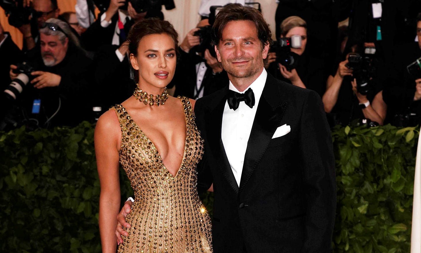 Feriebilleder af Irina Shayk og Bradley Cooper har sat gang i spekulationerne.&nbsp;