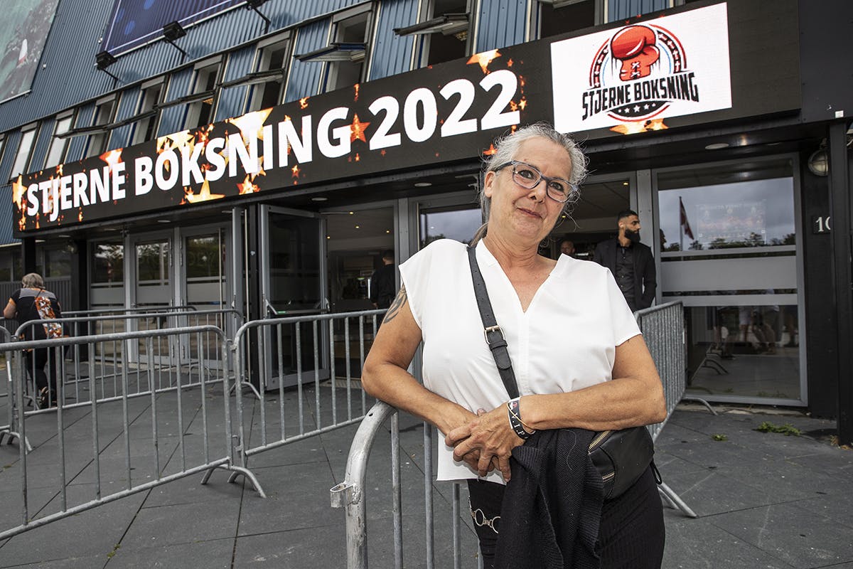Christel Trubkas mor, Fleur, foran Brøndby Hallen, hvor hun er mødt op for at støtte datteren, der skal være nummerpioge til Stjerneboksning 2022.