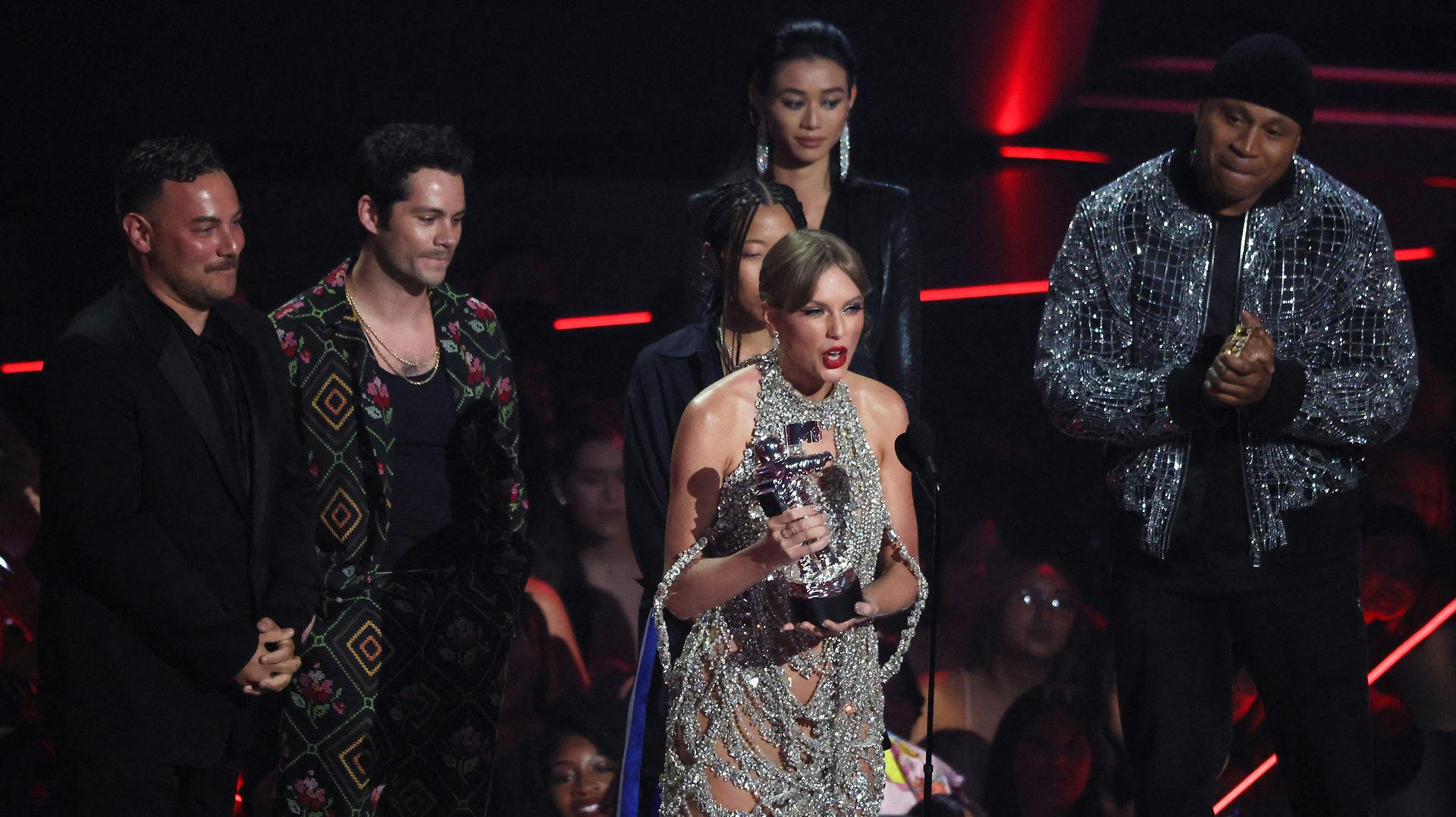 Taylor Swift modtager prisen som "årets video" ved MTV VMA og fortæller samtidig, at hun kommer med et nyt album.