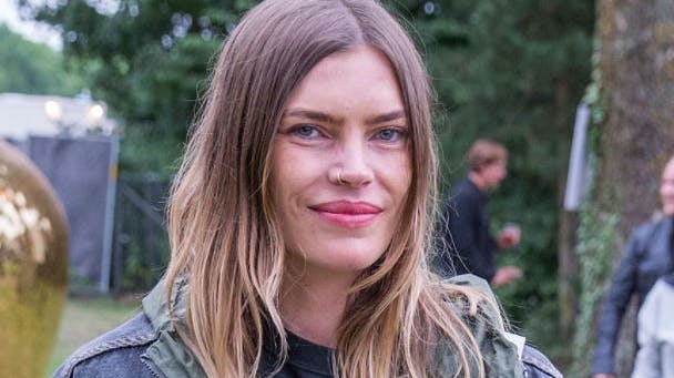 40-årige Lykke May bor i dag i New York. Nu dropper hun ferieboligen i Danmark.