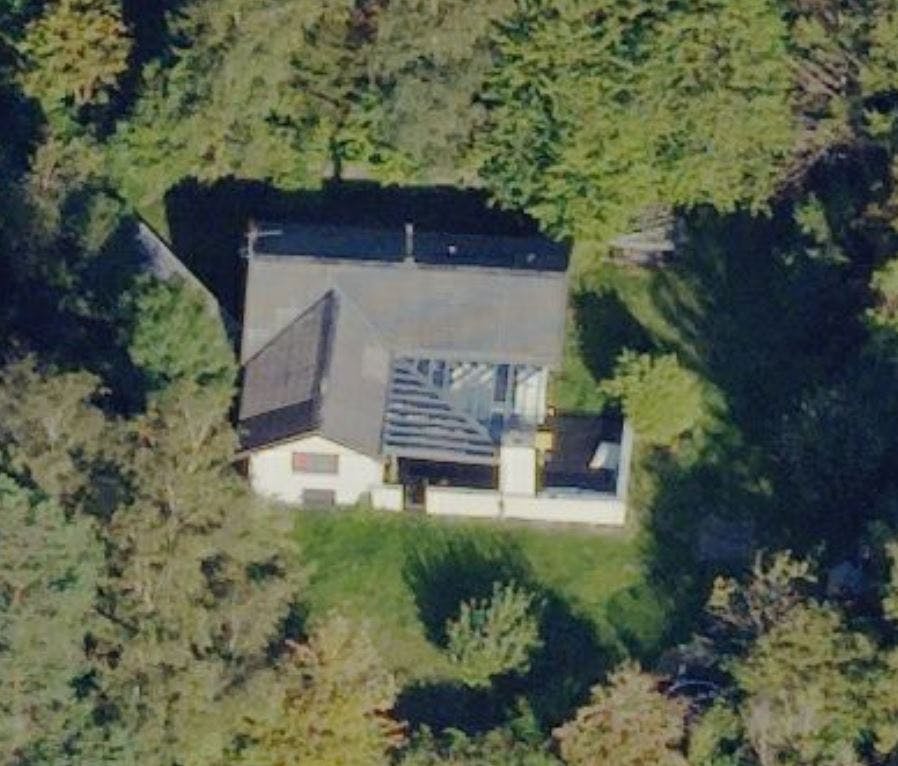 Eks-modellens sommerhus ligger på en 1.420 kvm. stor grund. En stor del af grunden er dog indkørsel.