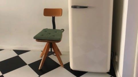 Tilforladeligt ser det ud, som det står der, køleskabet. Men tag ikke fejl ...