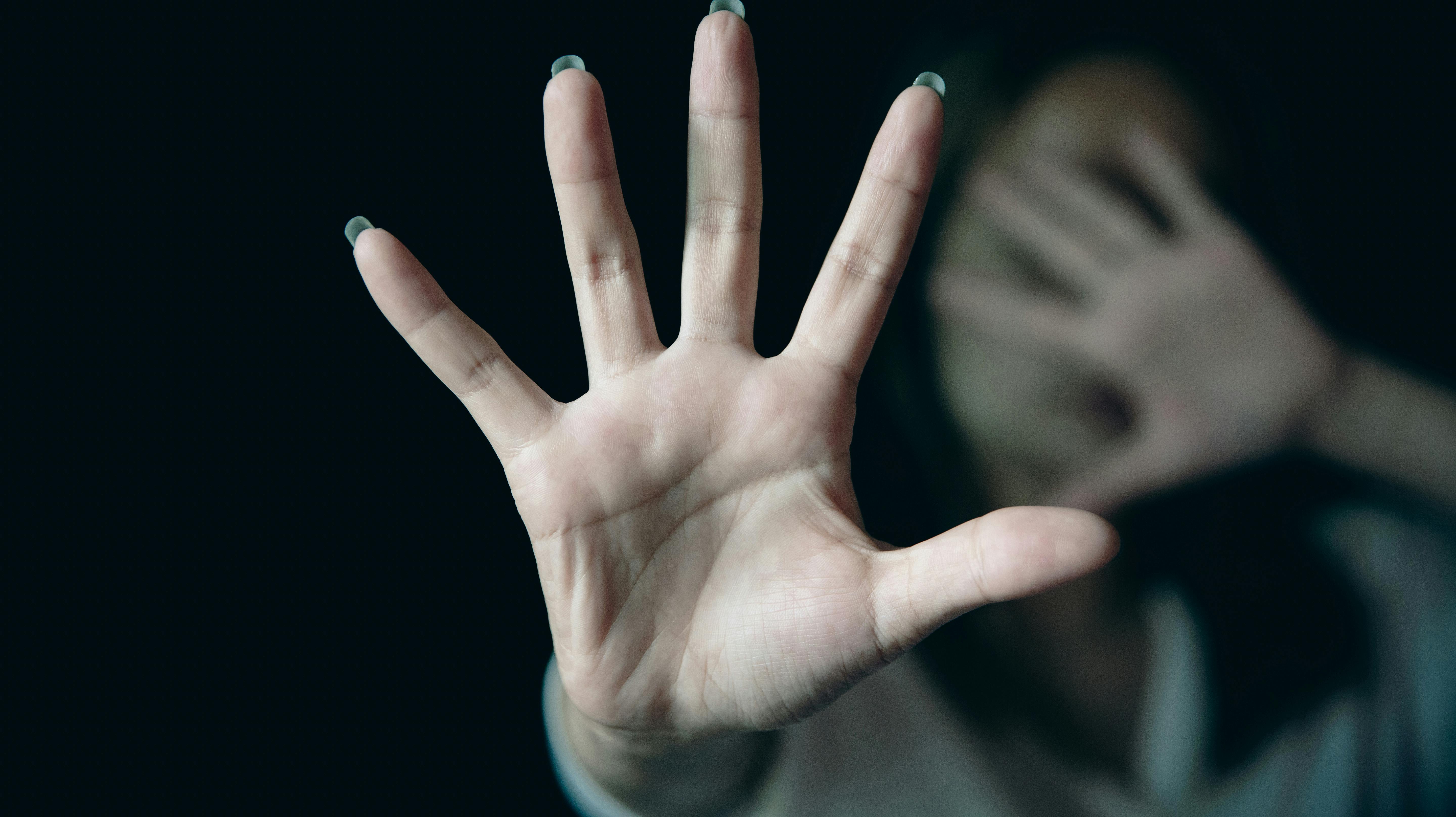 En tidligere reality-deltager er ved Københavns Byret tiltalt for et omfattende anklageskrift med hele 105 tiltaler. Flere af tiltalerne drejer sig blandt andet om vold og frihedsberøvelse begået mod flere ekskærester.