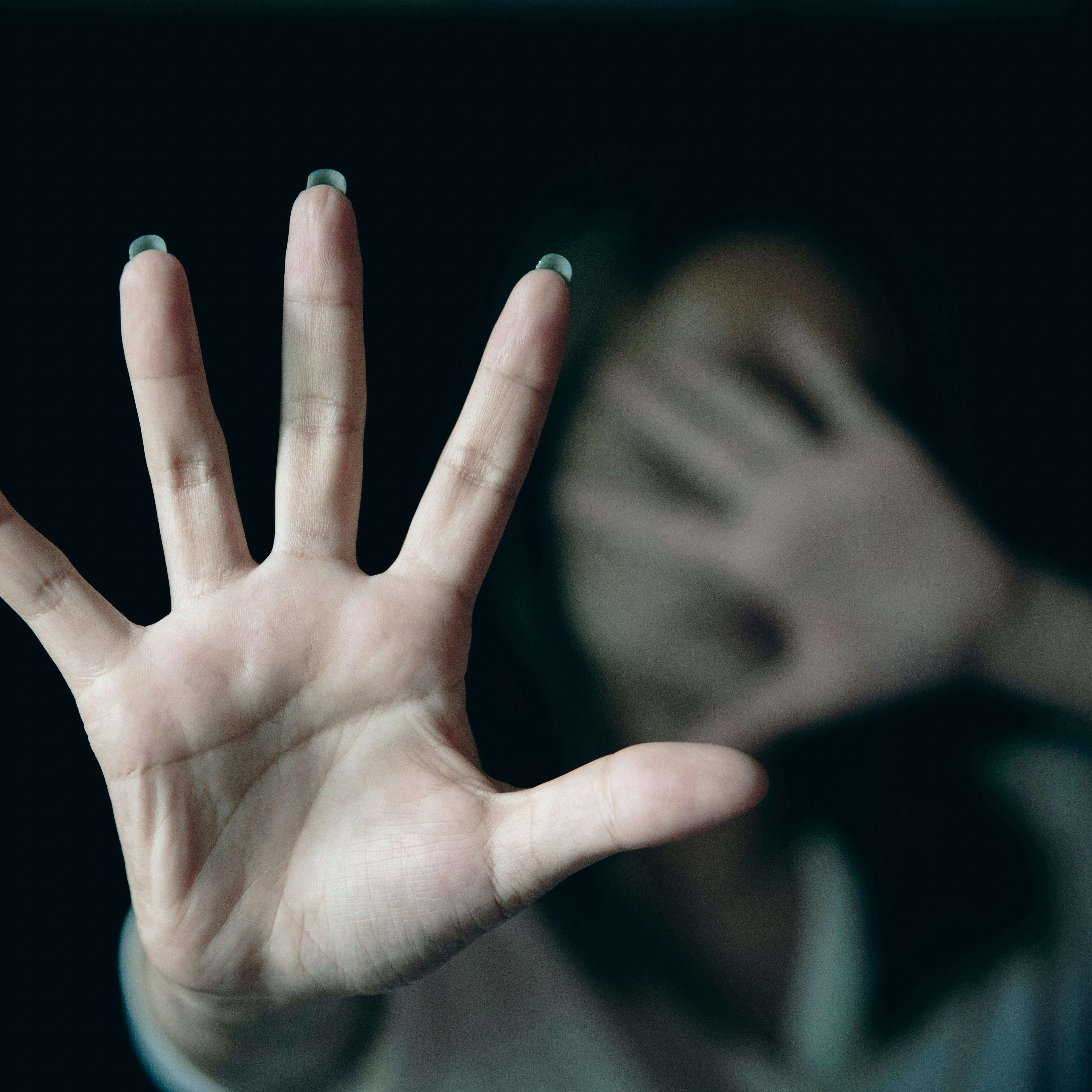 En tidligere reality-deltager er ved Københavns Byret tiltalt for et omfattende anklageskrift med hele 105 tiltaler. Flere af tiltalerne drejer sig blandt andet om vold og frihedsberøvelse begået mod flere ekskærester.