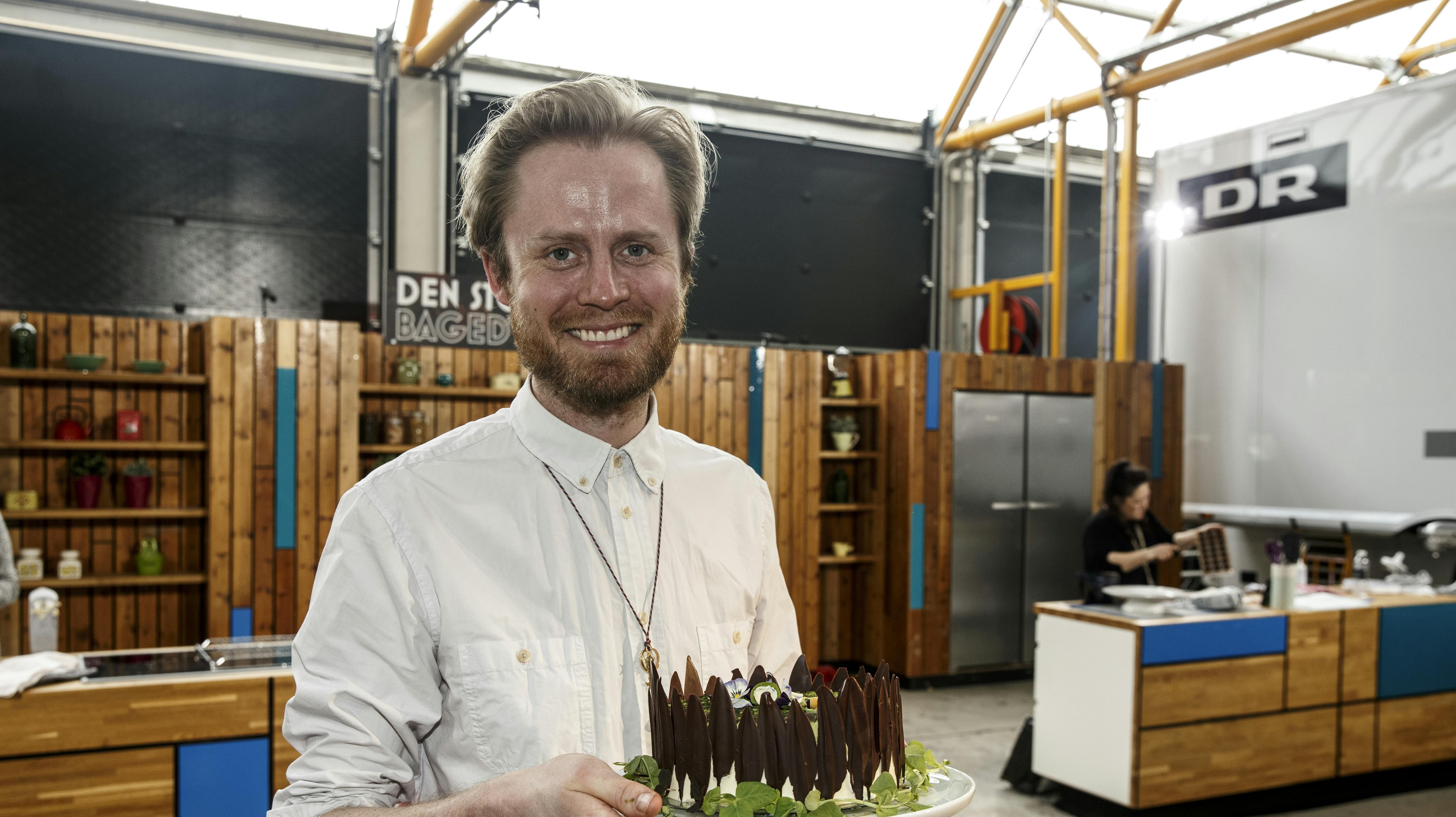 Sune Demant bor sammen med Dirk i den hollandske hovedstad Amsterdam, hvor han også arbejder som tandlæge med speciale i rodbehandlinger. 