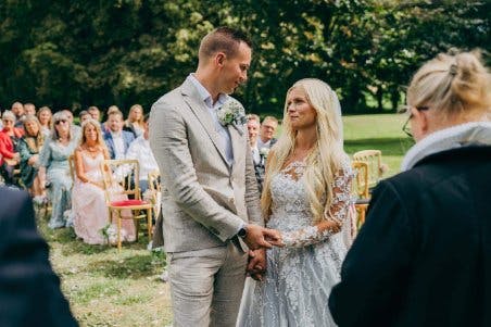 – Det var vellykket. Der var ikke noget at sætte en finger på. Alt gik godt. Der kunne være gået meget galt, men det hele gik bare super godt, fortæller en lykkelig Michael om den store dag. 