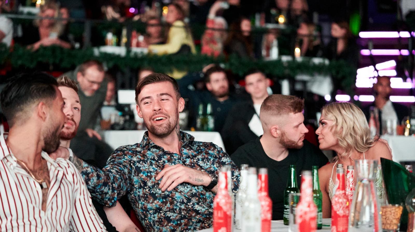 Her ses Tobias (i midten i spraglet skjorte, red.) til premierefest på Paradise Hotel tilbage i 2019. I dag er han et helt andet sted i sit liv.