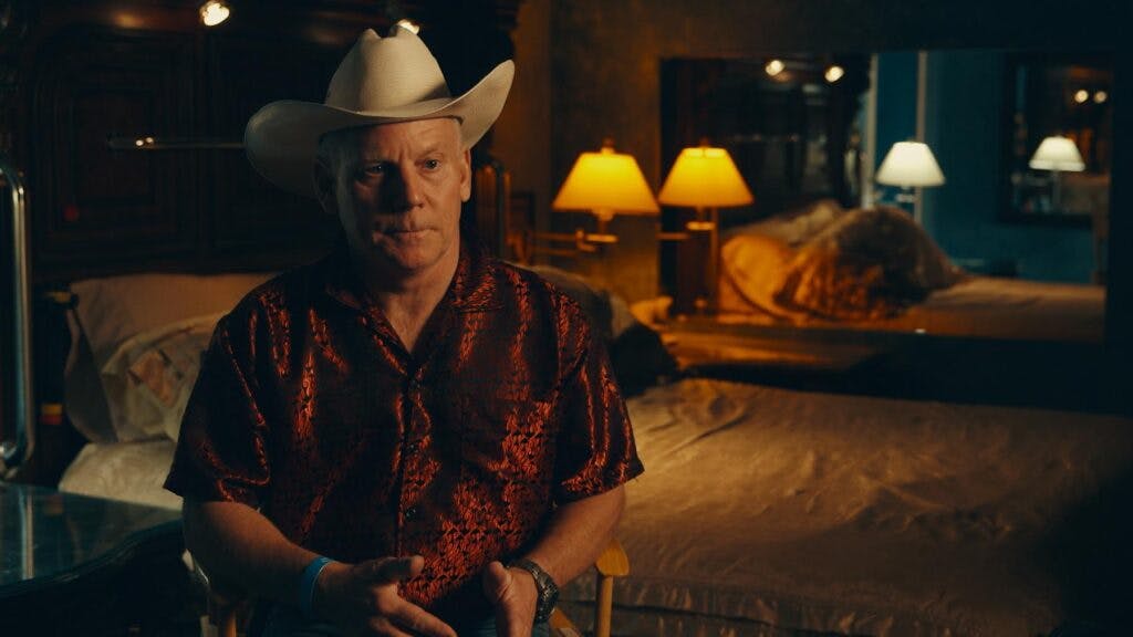 Chokpornografen Max Hardcores rolle i 'Beyond Fantasy' minder om Simon Spies' ven Carl Bjerredahl i DR-dokumentaren 'Spies og Morgenbolledamerne:' Hardcore leverer bramfrie og ærlige udtalelser, der blot understøtter seriens pointe om overgreb. 