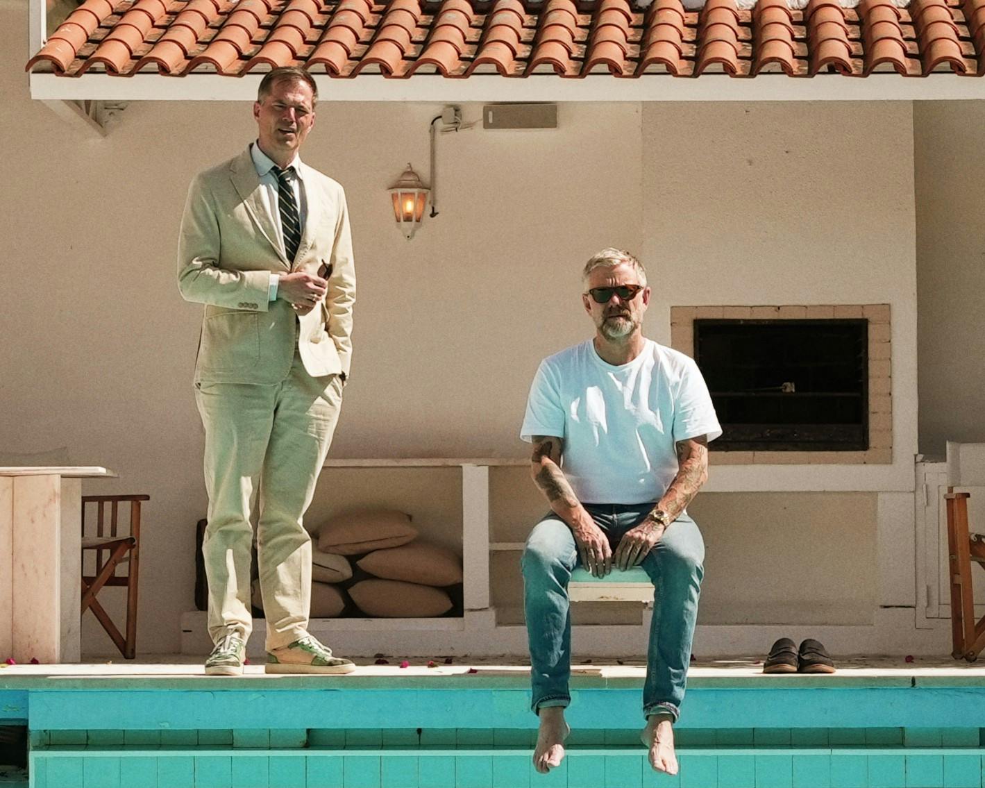 I hvert program tjekker en gæst ind på et spetakulært sted sammen med Casper og Mikael i 24 timer - de første fire programmer er optaget på nordkysten i Portugal. "All Exclusive" får premiere på Viaplay 7. december.