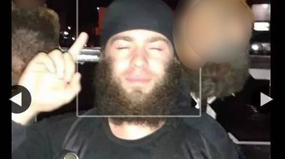 Jacob El-Ali poserer her på billedet med to afhuggede hoveder. Anklageren i Københavns Byret argumenterer onsdag for, at manden skal have rabat i straffen, fordi han har indrømmet en del af sine forbrydelser og har sambarbejdet med politiet. 