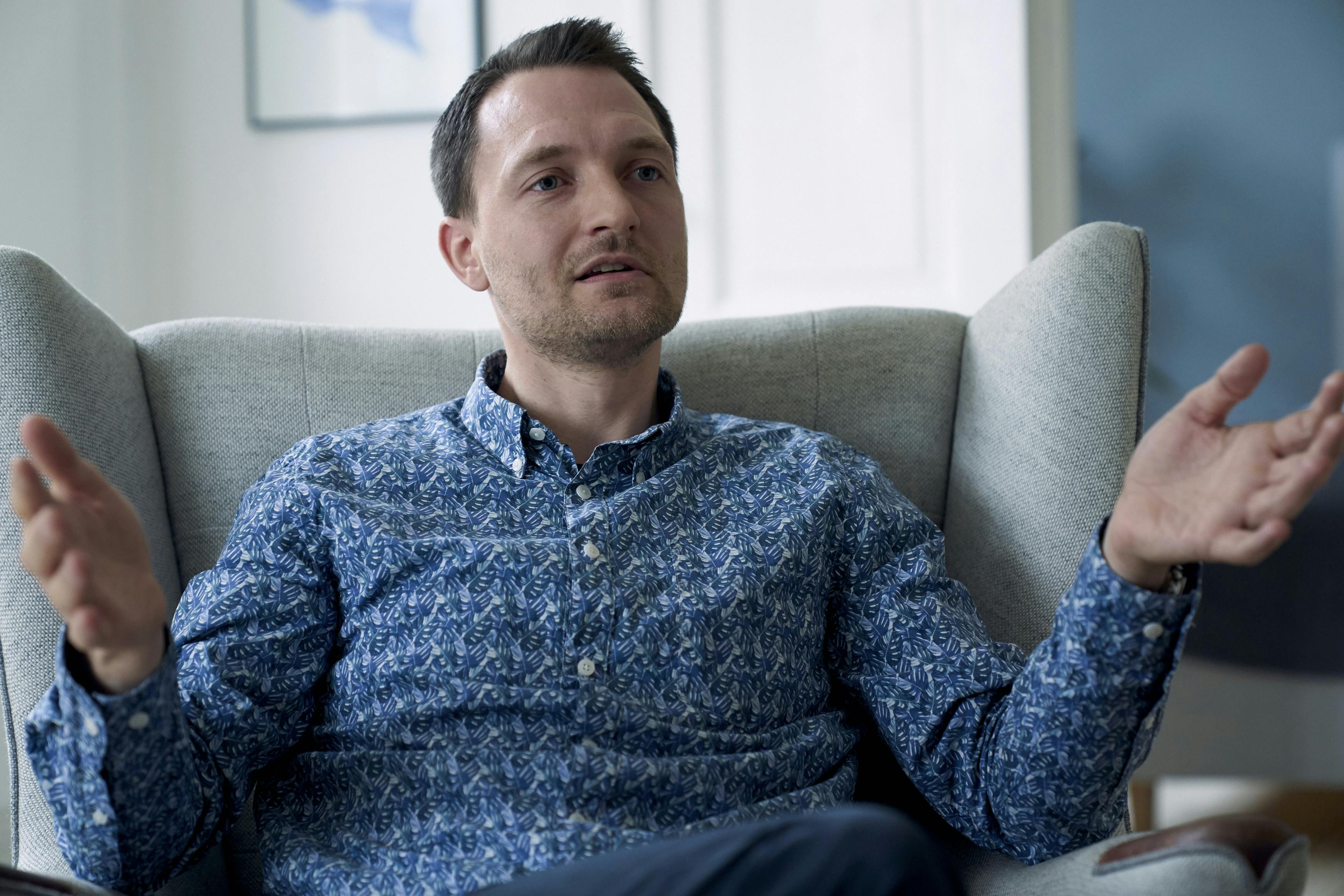 - Øvelsen er den samme som den altid har været i forhold til at bruge penge. Men når prisen er lav på ting, er man jo knap så opmærksom på sit forbrug, siger Kenneth Hansen. 