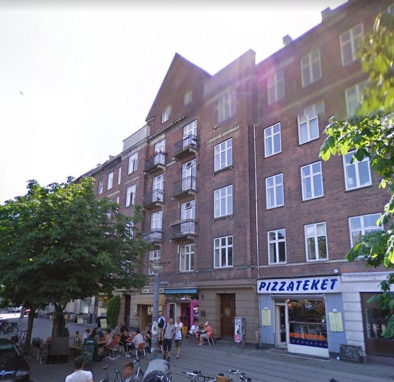 Thomas Warbergs lejlighed ligger på den livlige Enghave Plads.