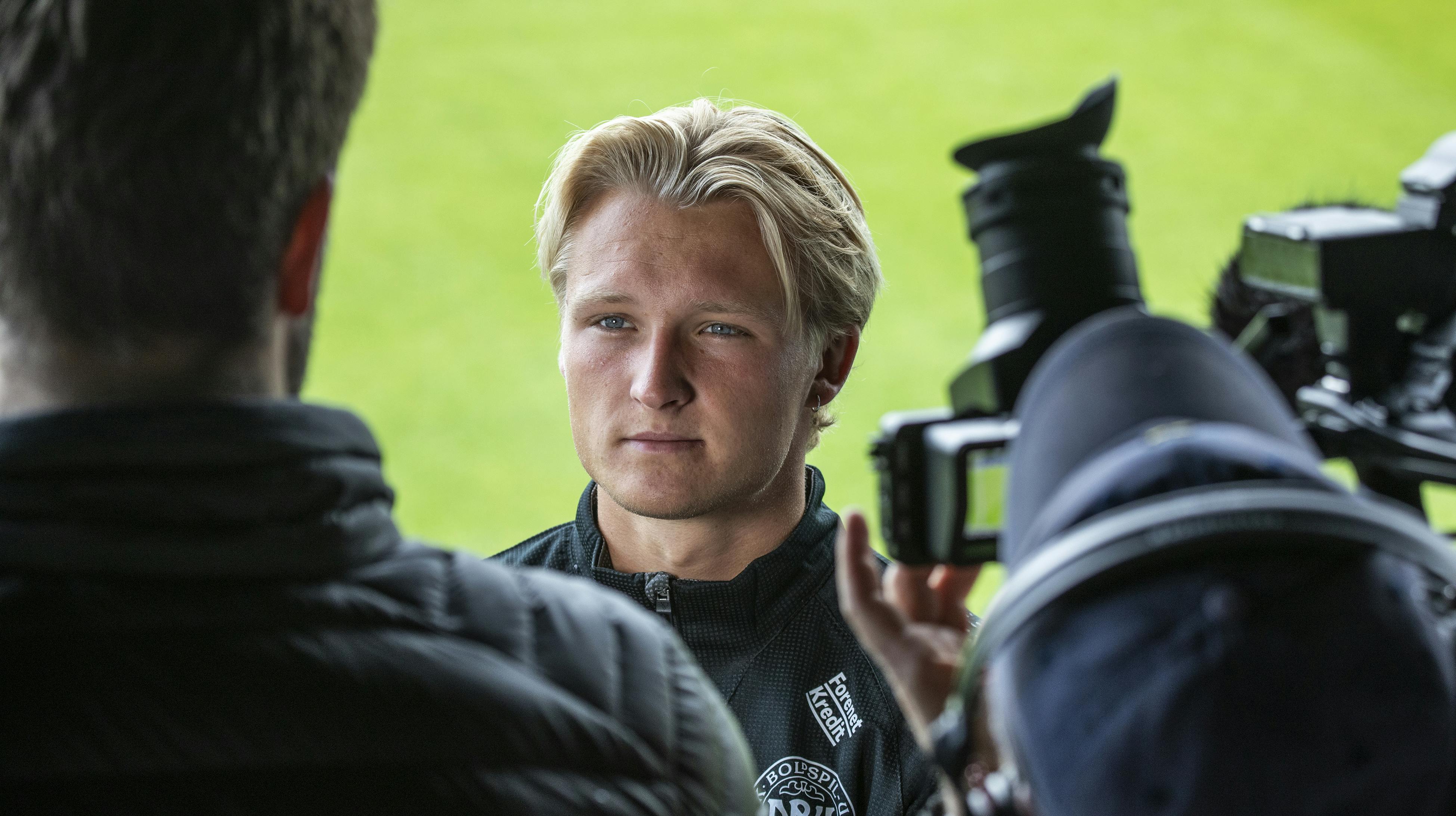 Kasper Dolberg er ikke kendt for at vise de store følelser, men mon ikke han har trukket lidt på smilebåndet, da han skrev under på en lejeaftale med den spanske klub Sevilla. nbsp;