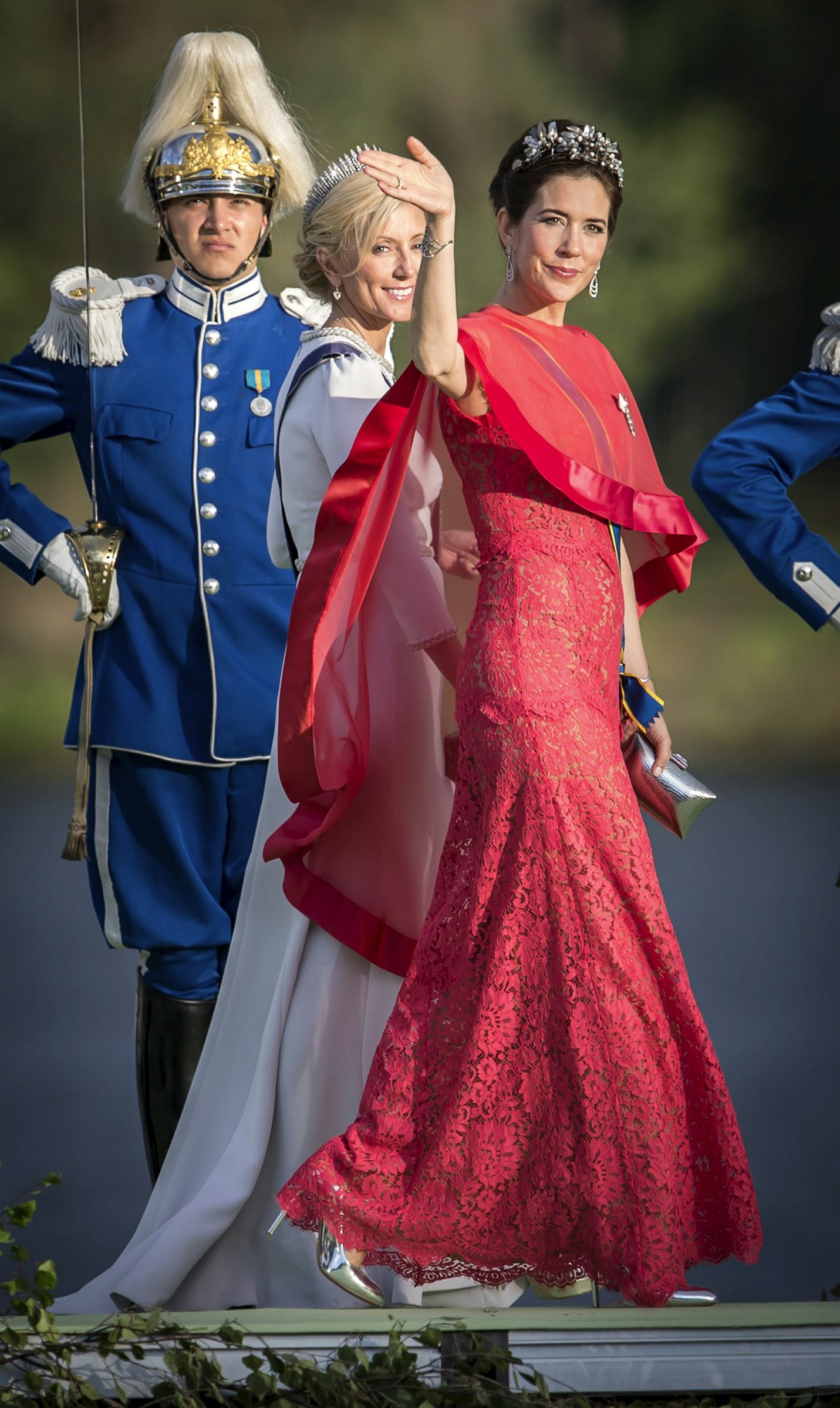Kronprinsesse til fest genbrugskjole: Den er kortere! | SE og HØR