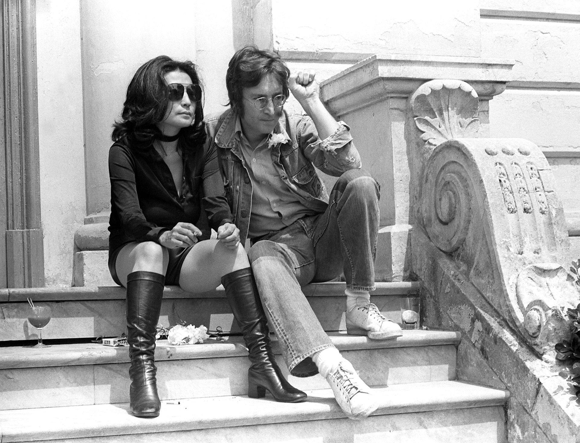Dette billede fra maj 1971 viser John Lennon med hustru Yoko Ono.