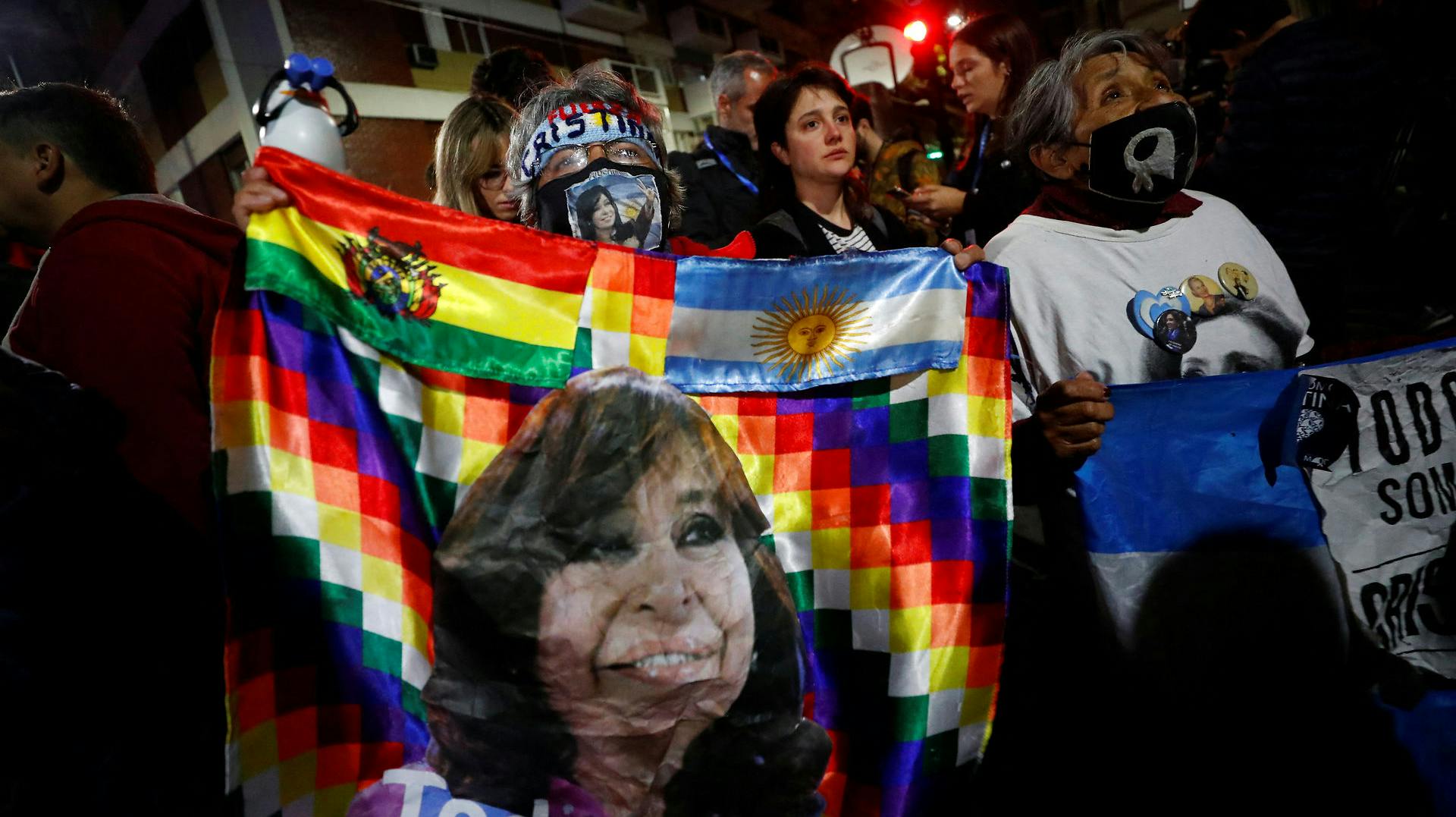 Folk viste sin støtte til vicepræsident Cristina Fernandez de Kirchner, efter hun blev truet med pistol af en ukendt gerningsmand.
