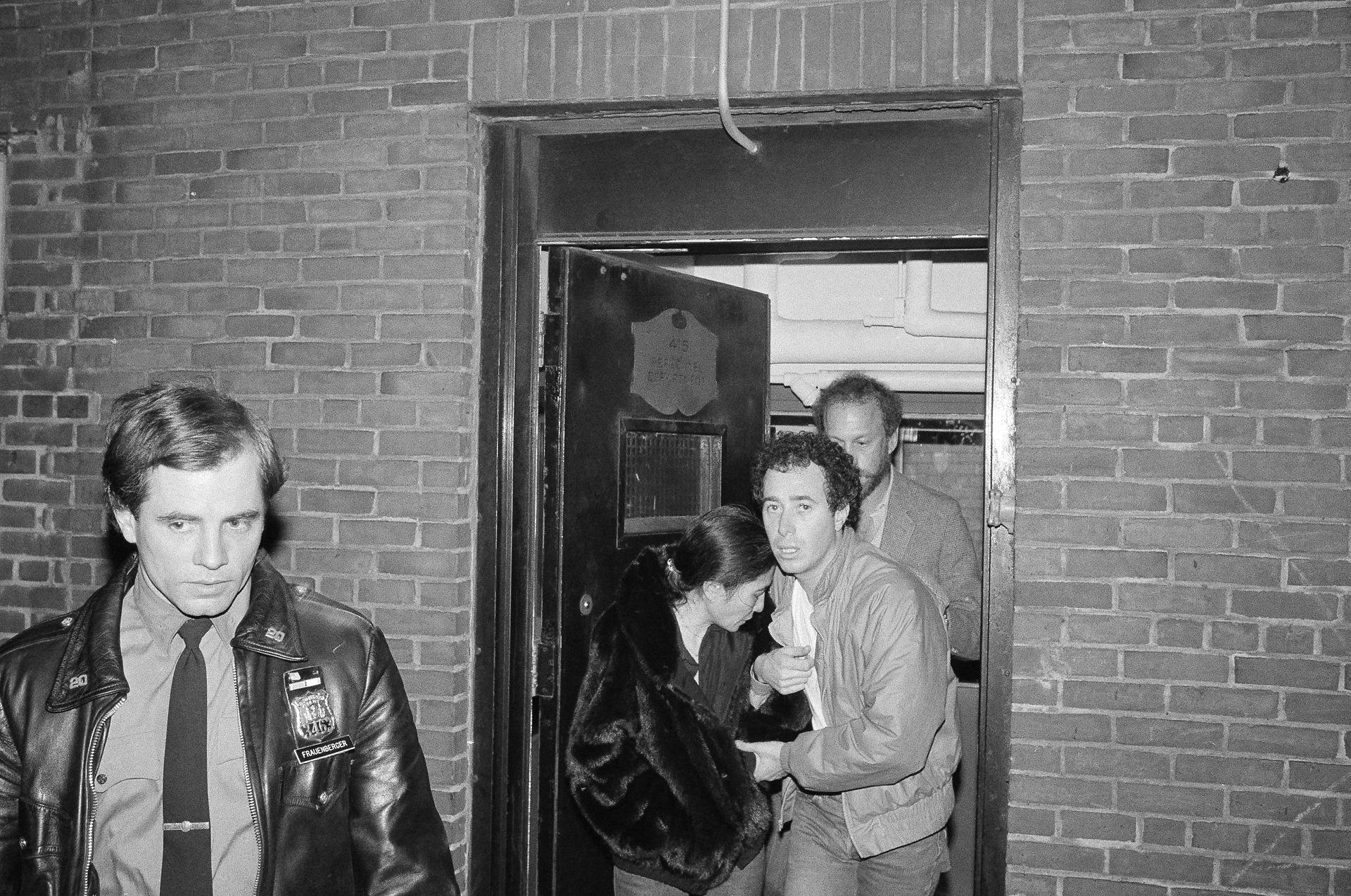 En knust Yoko Ono og pladeproducer David Geffen forlader Roosevelt Hospital i New York efter John Lennons død 9. december 1980. 