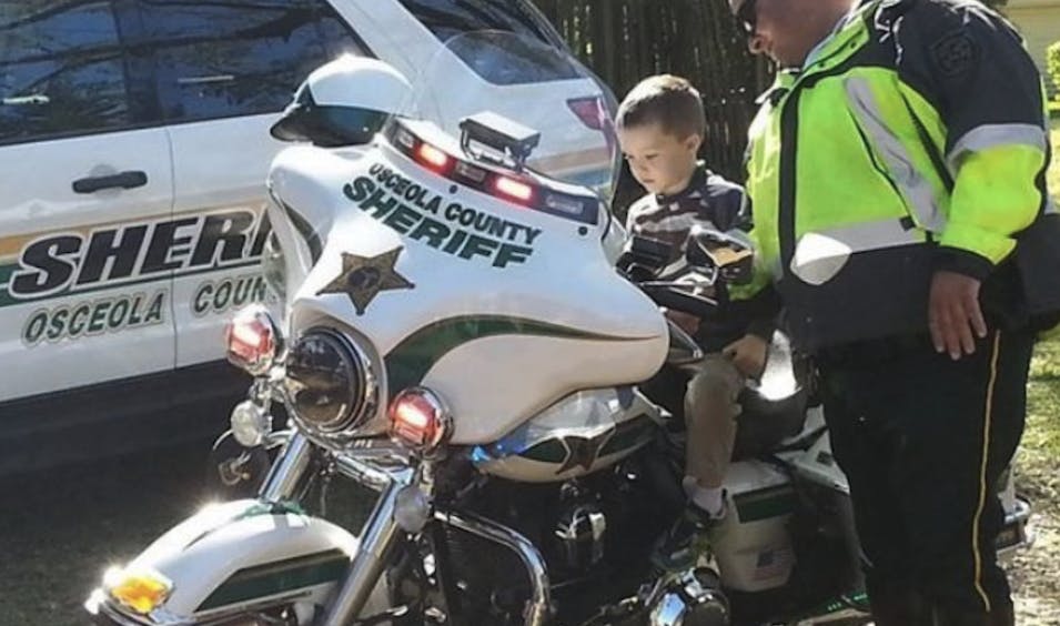 Lille Glenn fik også lov til at sidde på den enorme politimotorcykel.
