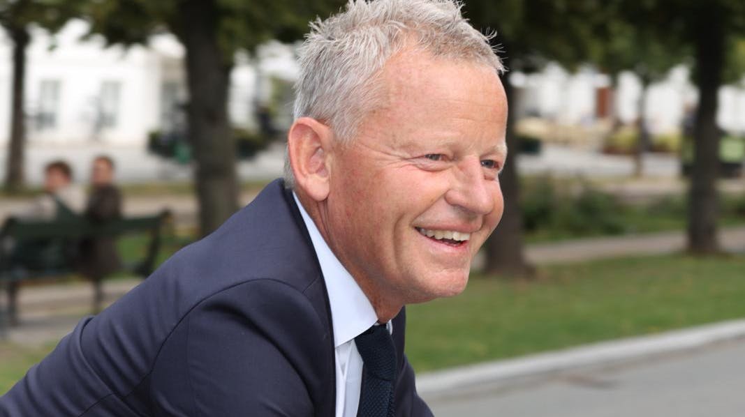 Bubber bliver gift med barnepigen