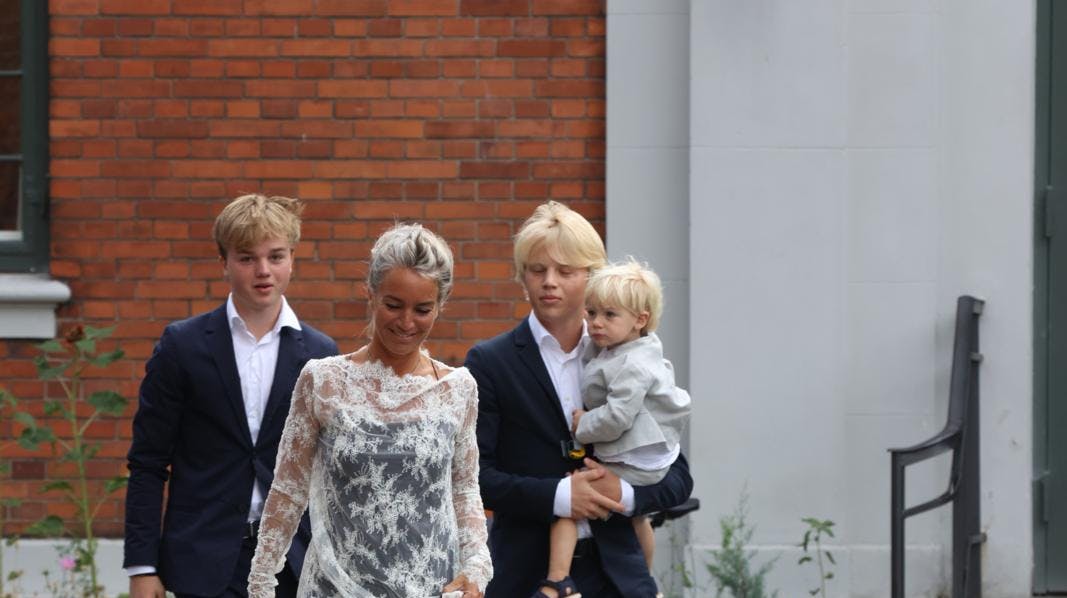 Bubber bliver gift med barnepigen