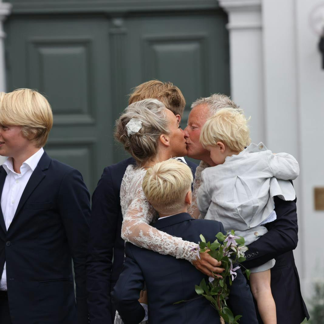 Bubber bliver gift med barnepigen