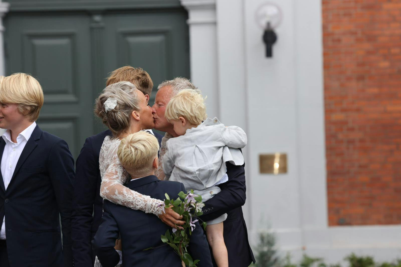 Bubber bliver gift med barnepigen