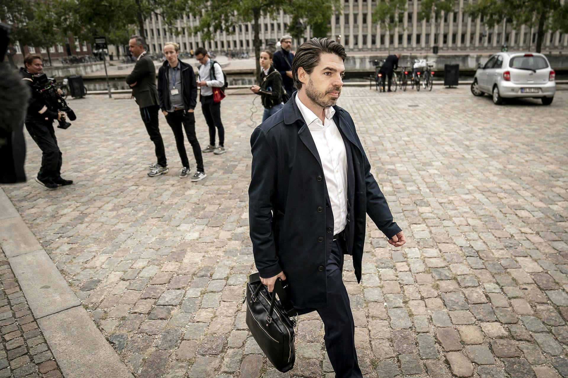 - Jeg hedder faktisk Mark Arne Thorsen, lød det fra spindoktoren, da han i september sidste år selv måtte en tur ind Rigsretten. Nu er han tilbage som Inger Støjbergs tro væbner.