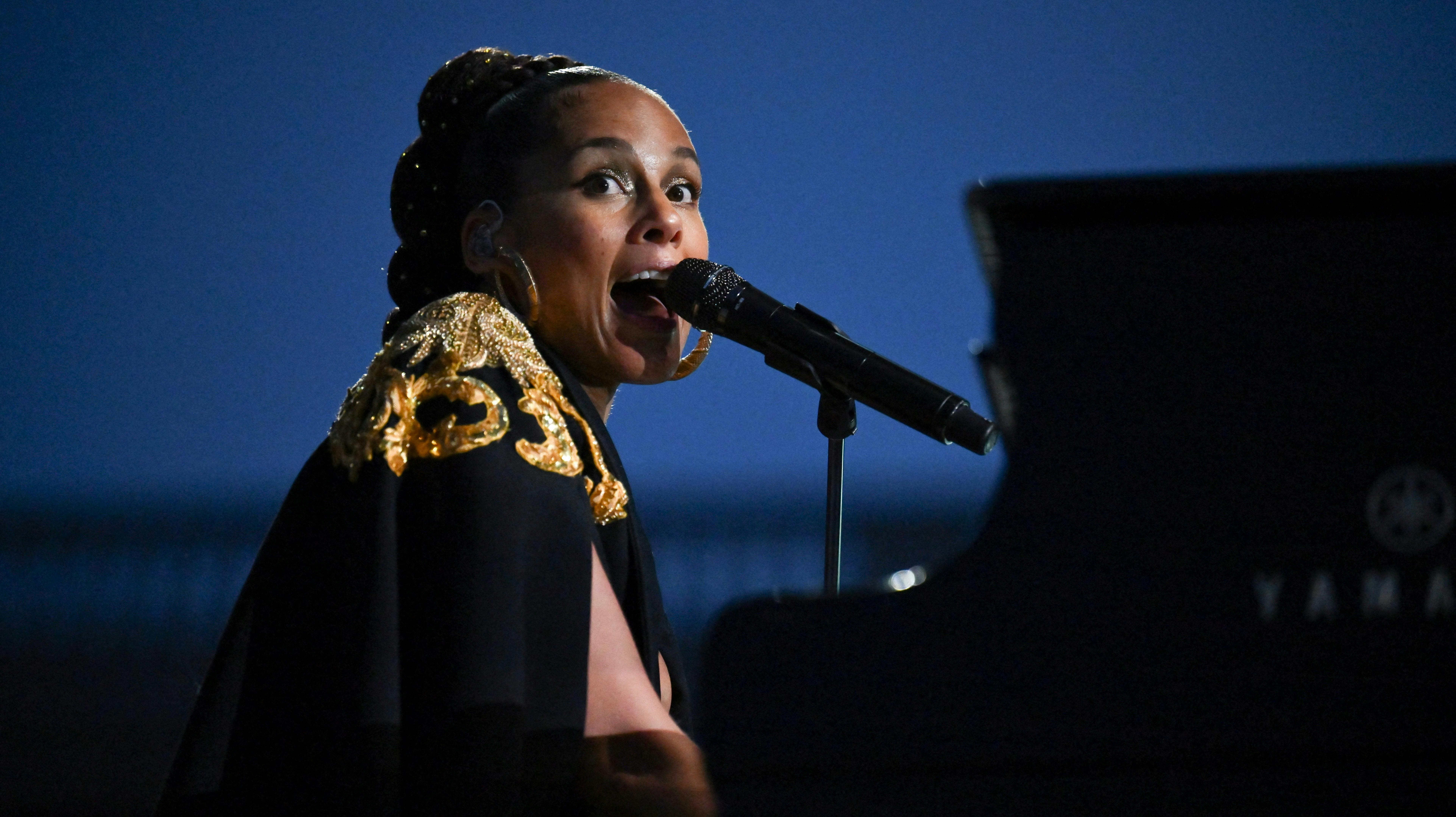 Alicia Keys fik sig noget af en overraskelse, da hun kom tæt på fans under en koncert.