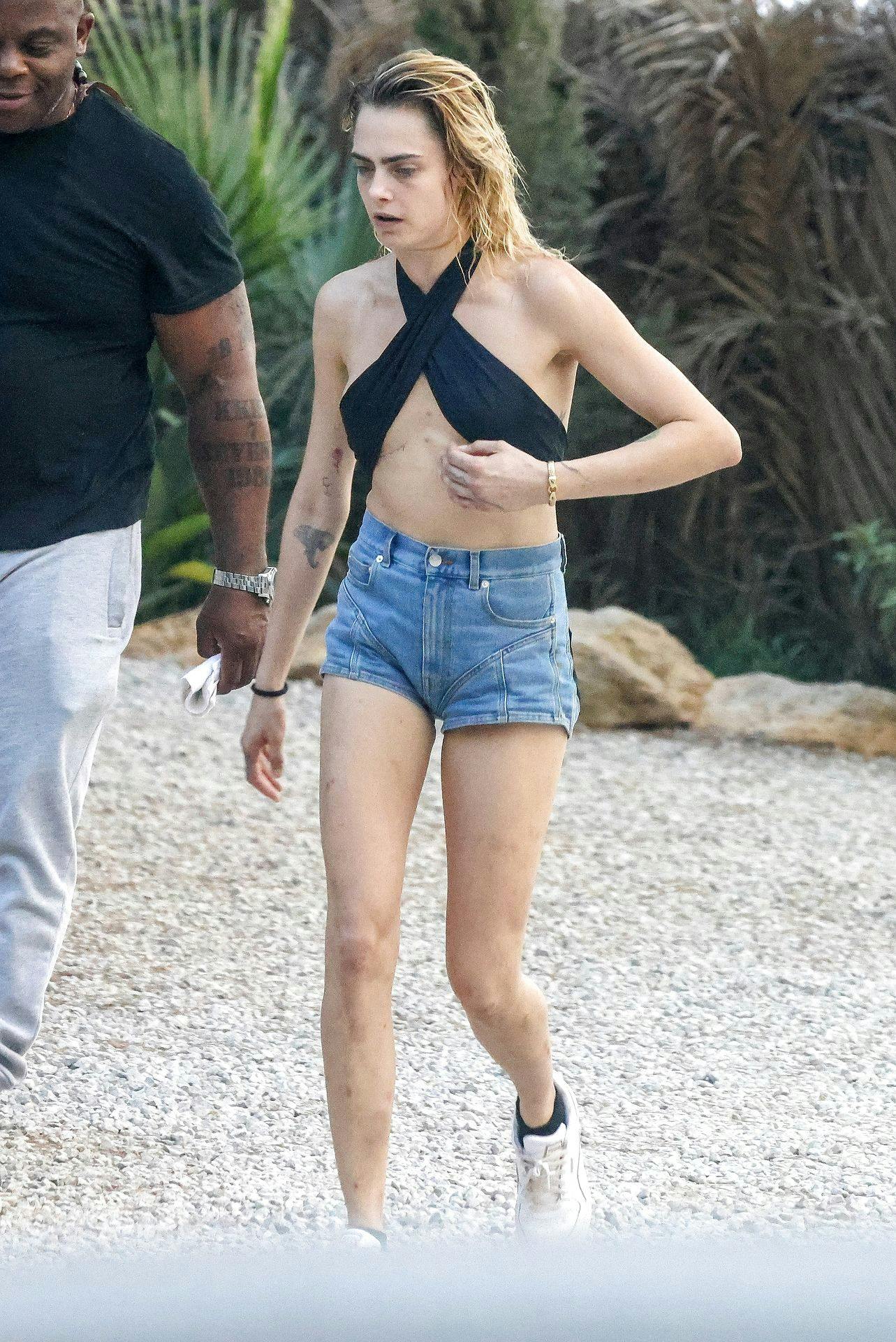 Cara Delevingne fik også festet godt igennem med veninden Sienna Miller på ferien på Ibiza i slutningen af august. 