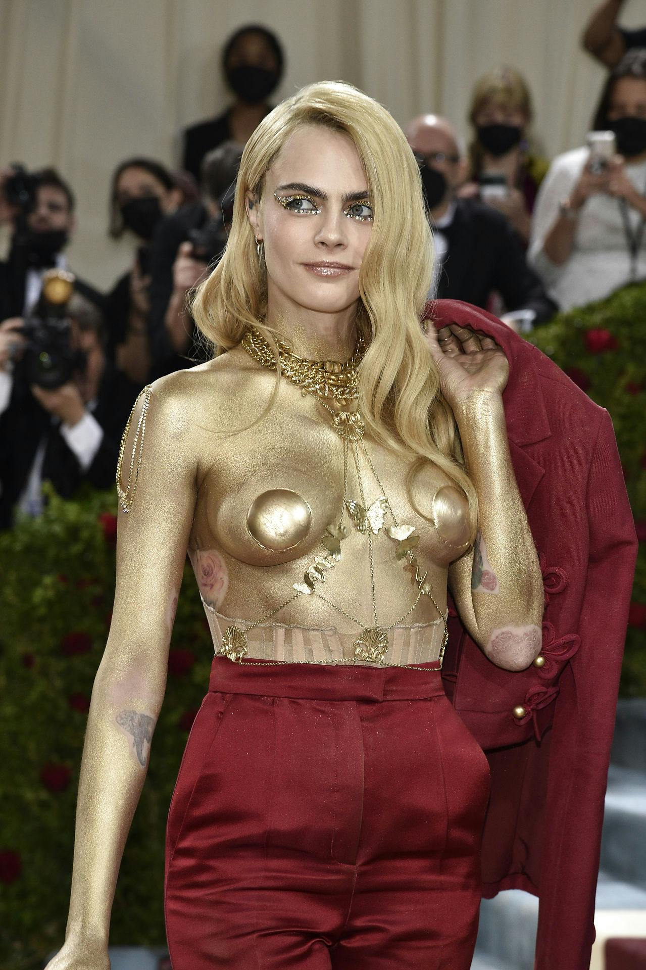 Halløjsa! Cara Delevingne til årets Met Gala i New York.
