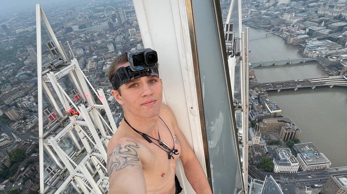 Sådan så det ud i morges, efter Adam Lockwood havde taget turen på de over 300 meter uden på skyskraberen lavet af glas og stål.