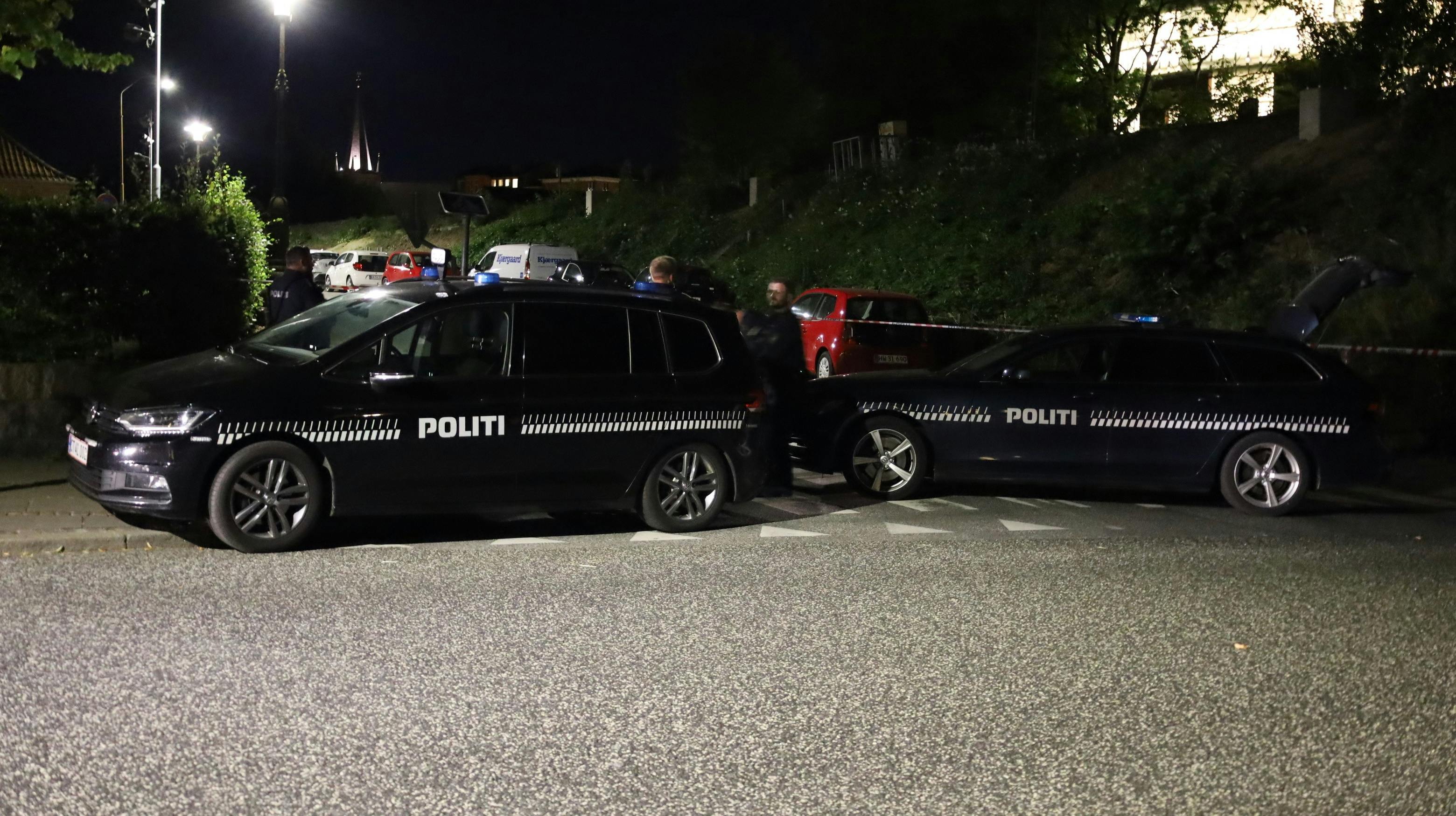 En 21-årig man er blevet sigtet for drabsforsøg, efter han lørdag aften stak en 20-årig kvinde i halsen med en kniv.