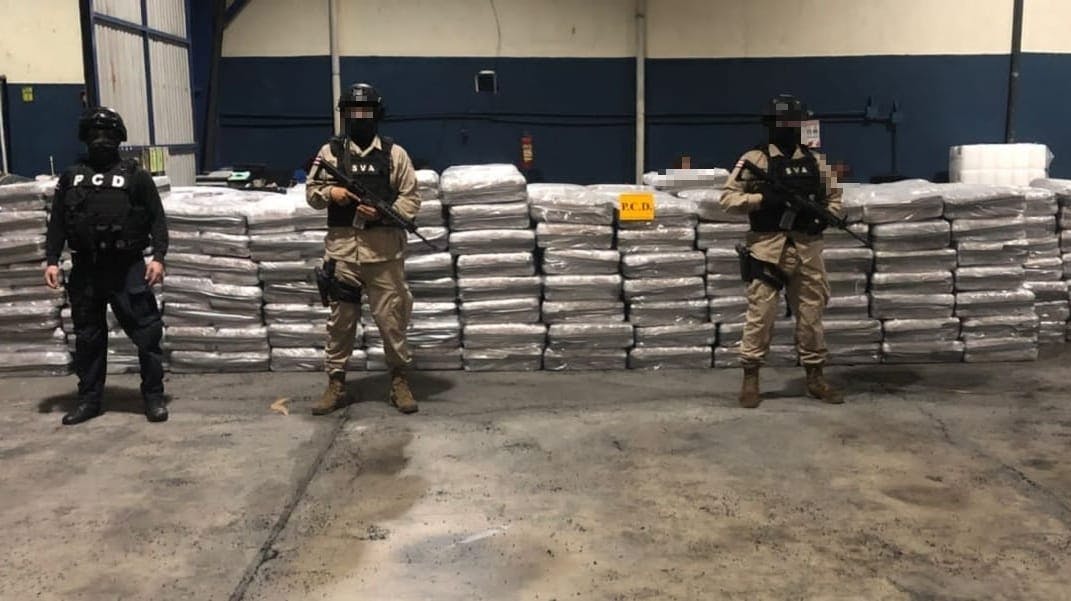 Fire tungt bevæbnede betjente vogter over den enorme fangst. Costaricansk politi beslagslagde 2,5 ton kokain og 3,1 ton hash.