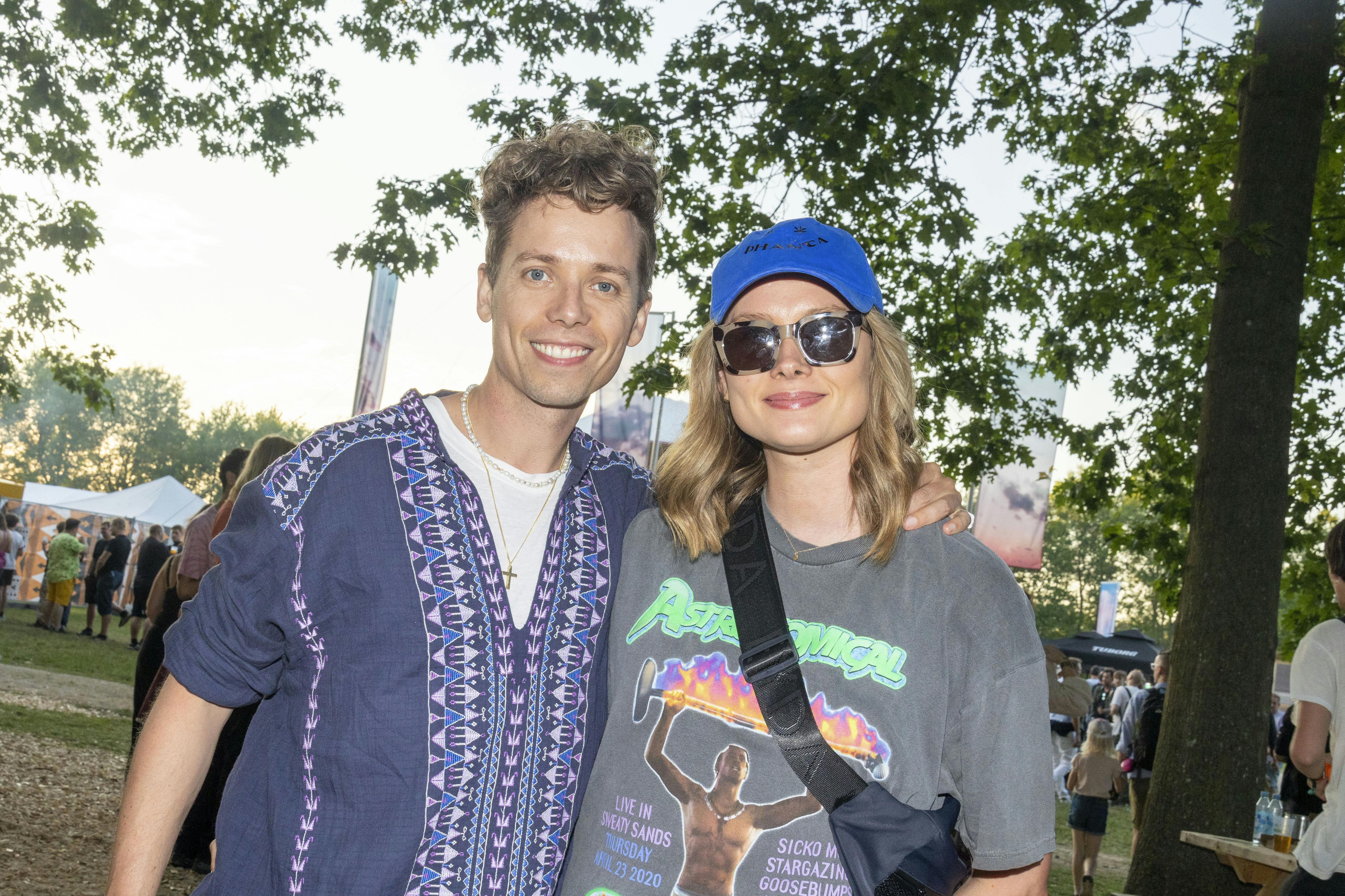 Mads Langer og hustruen Julie Lillelund har haft en hyggelig sommer, hvor de blandt andet var på Roskilde Festival.
