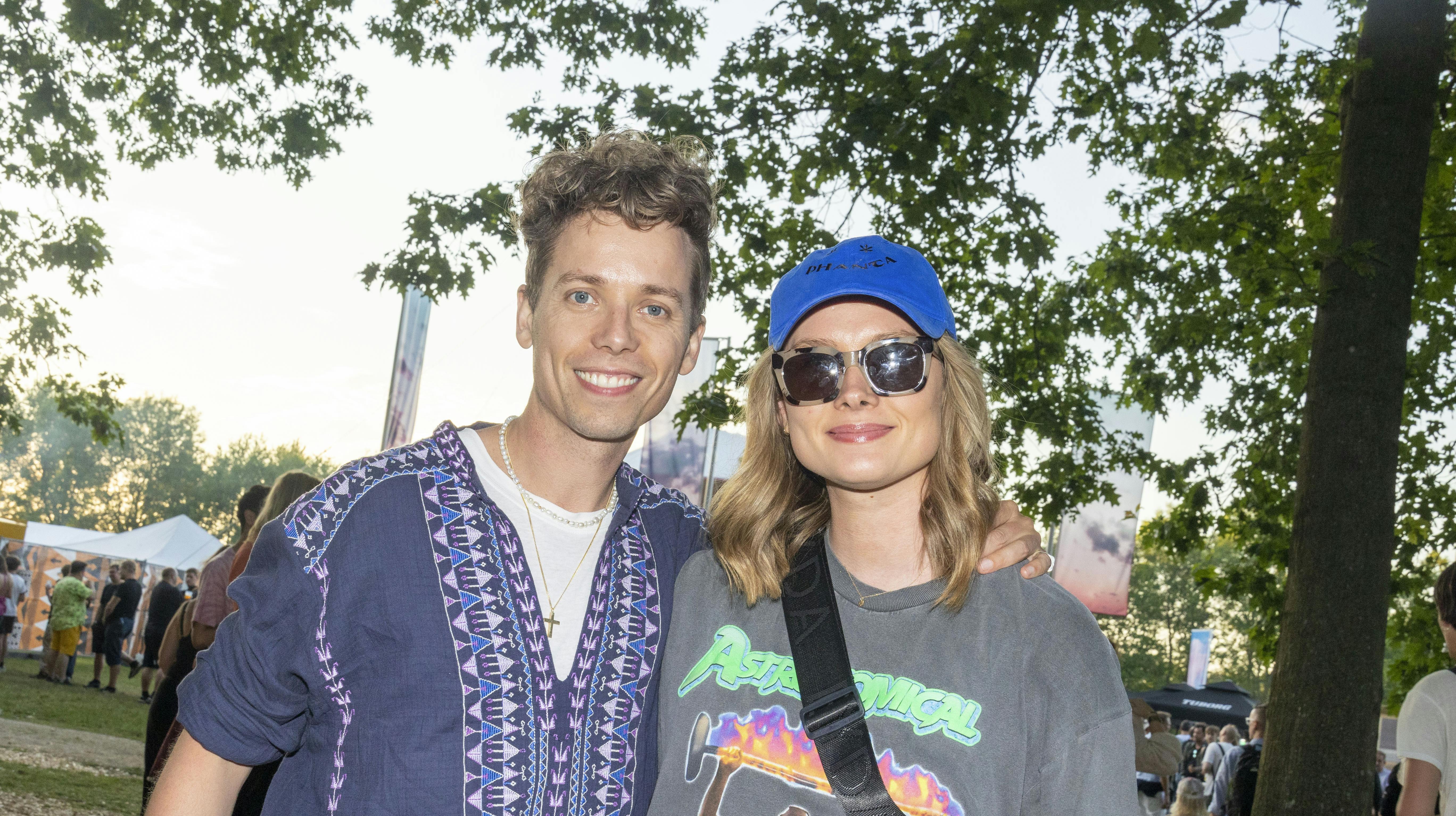 Mads Langer og hustruen Julie Lillelund har haft en hyggelig sommer, hvor de blandt andet var på Roskilde Festival.